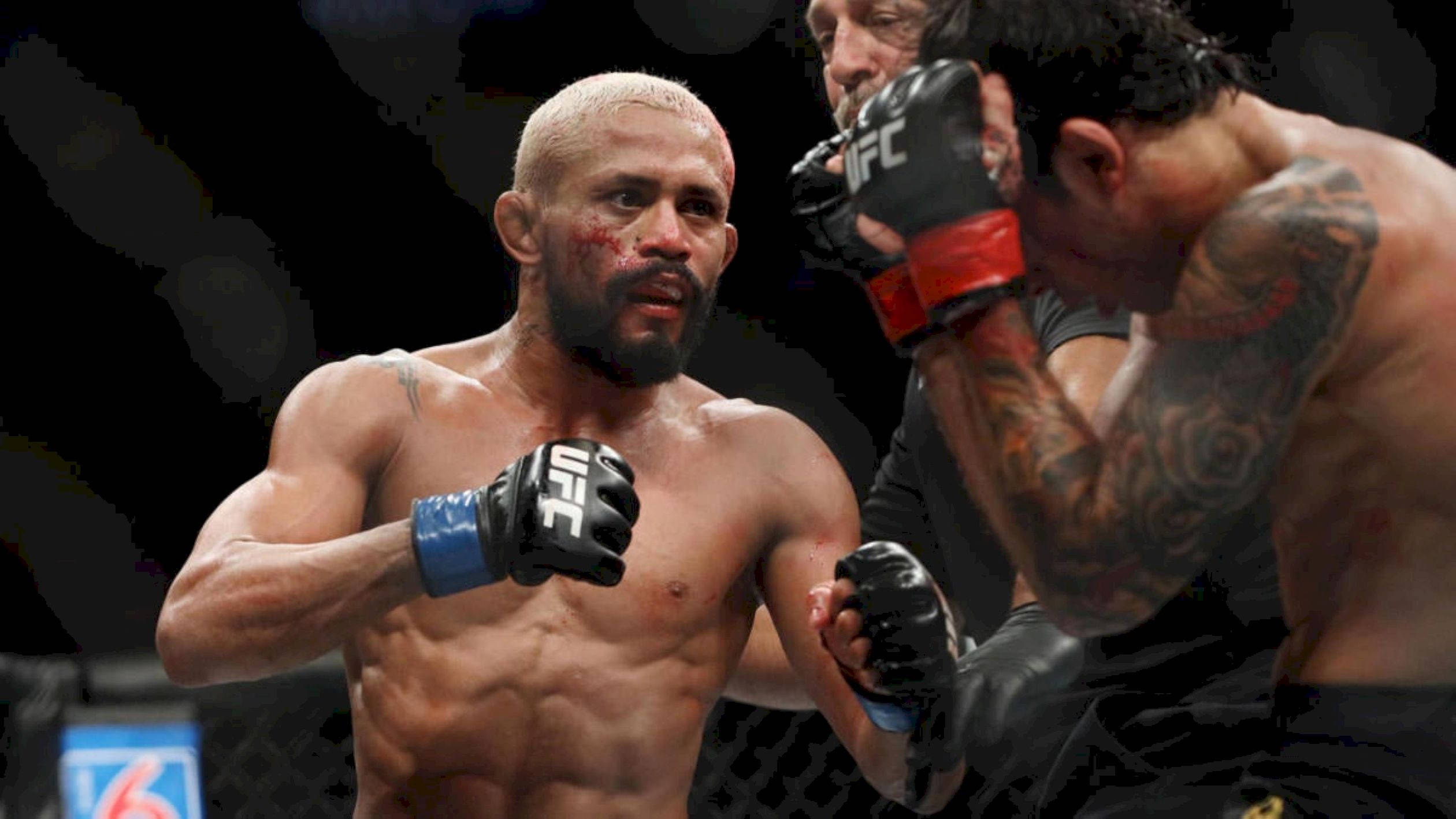 UFC 桌布 壁紙 — 兩名UFC拳手在明亮的場館燈光下激烈近距離搏鬥，滿臉鮮血，手臂有刺青。