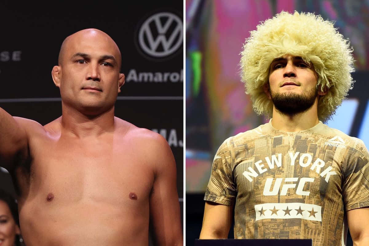 UFC 桌布 壁紙 — 兩名UFC拳手在稱重時擺姿勢，一人赤裸上身表情嚴肅，另一人戴著蓬鬆的金色帽子和紐約UFC T恤。