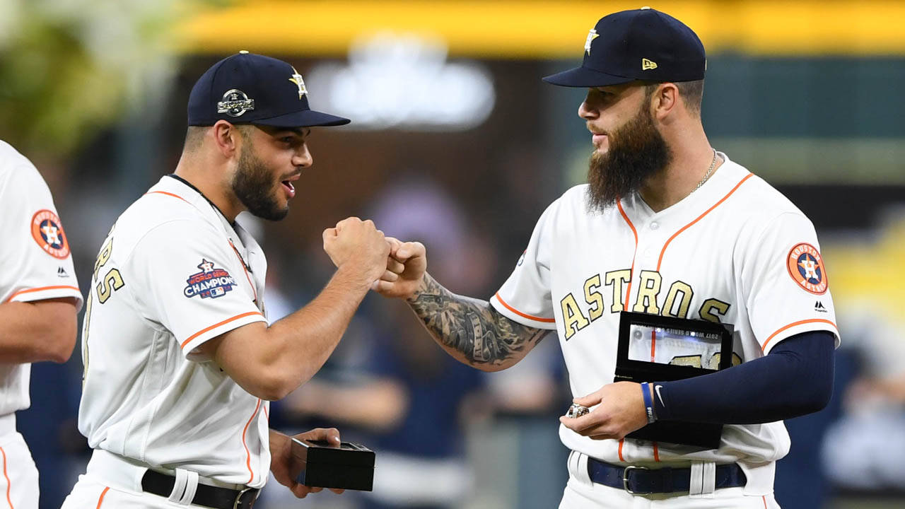 Houston Astros 桌布 壁紙 — 兩名休士頓太空人棒球選手在夜間比賽中於球場燈光下擊拳慶祝。