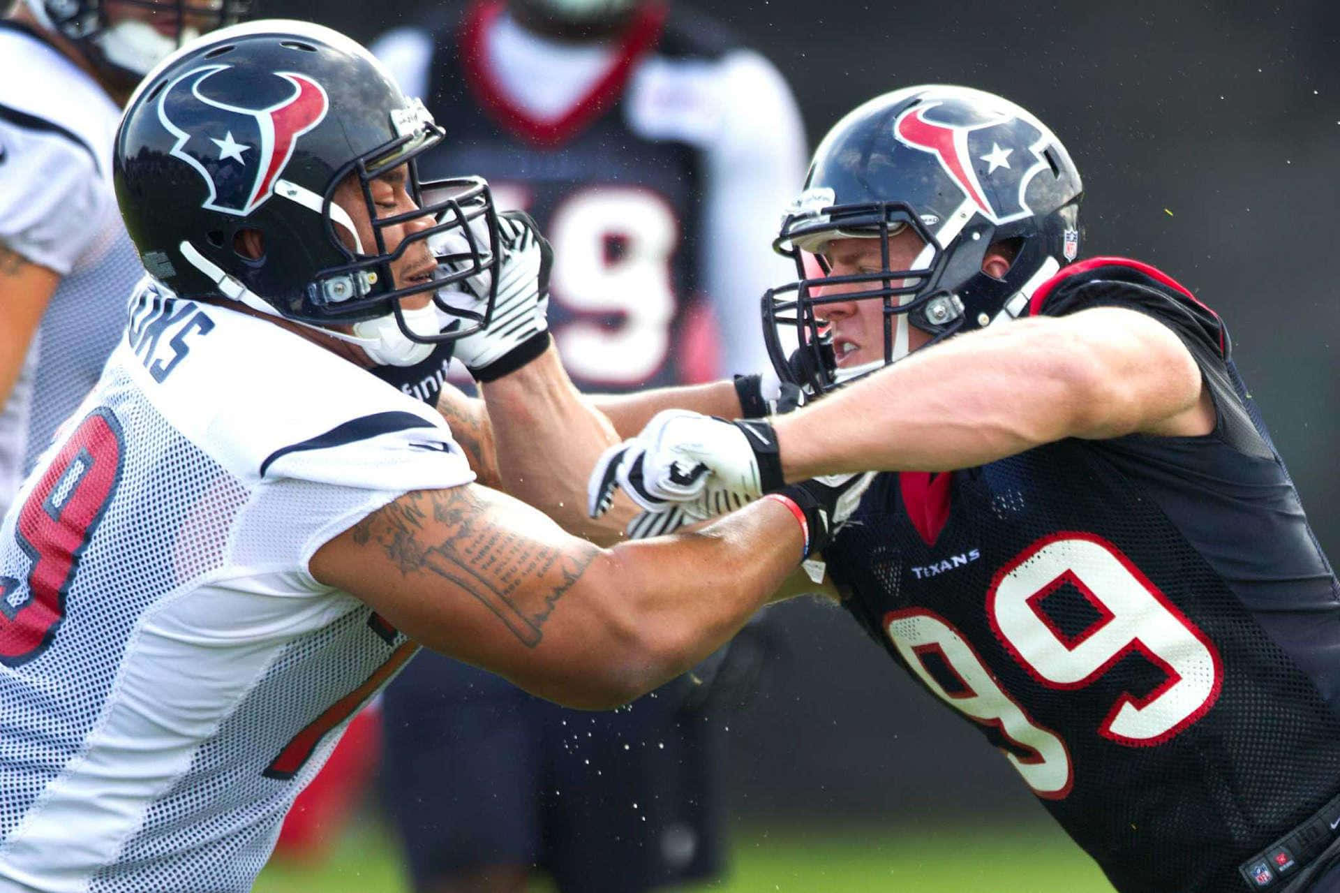 Jj Watt 桌布 壁紙 — 兩名休士頓德州人隊美式足球員在日間比賽中近距離激烈纏鬥。