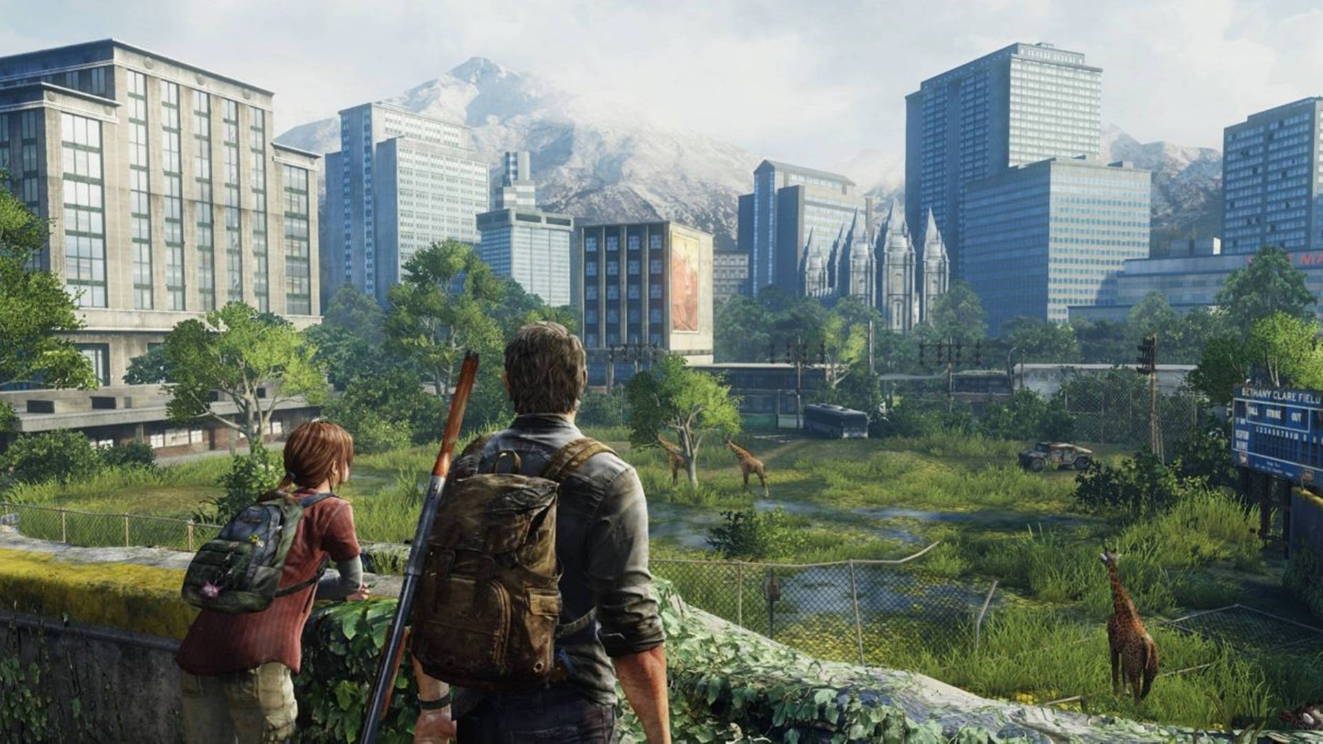 兩個揹著背包的人在廢墟城市中觀看長頸鹿，背景有山脈。 — Ps4 壁紙