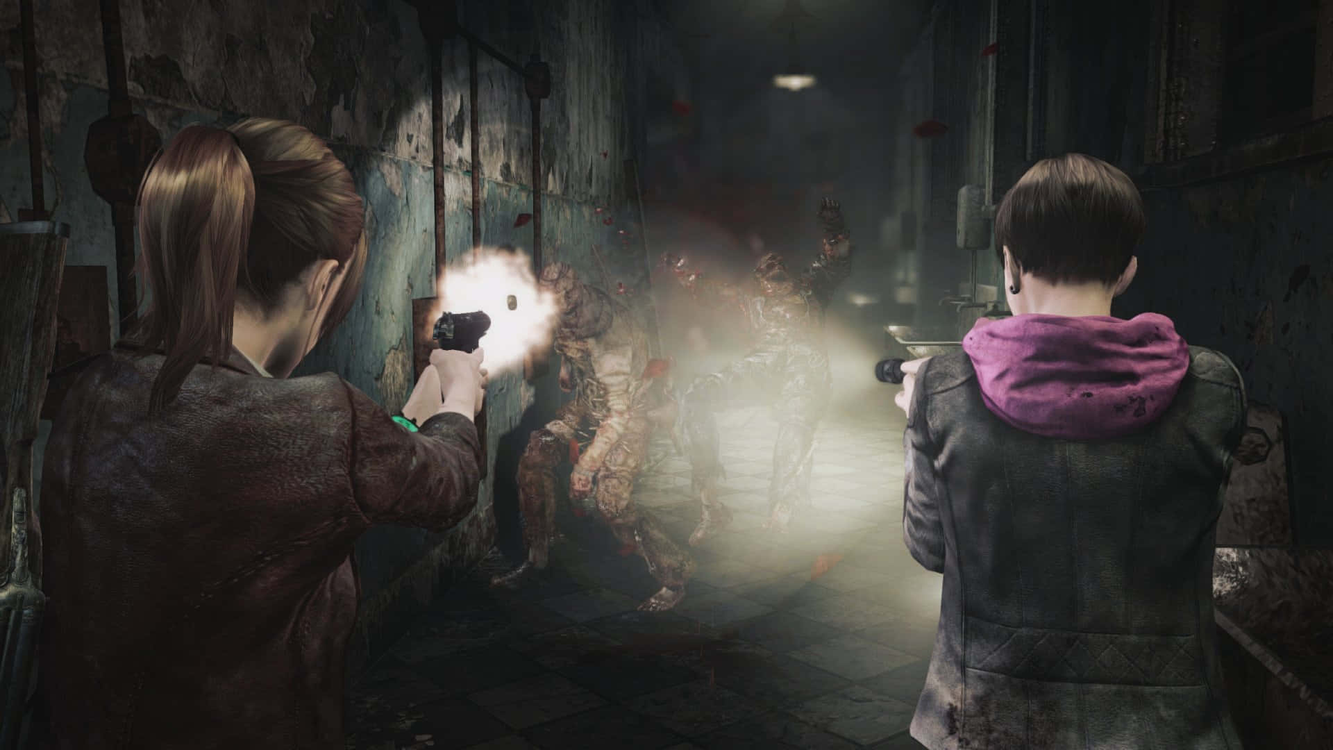 Resident Evil Revelations 2 桌布 壁紙 — 兩名倖存者在燈光昏暗、破敗的走廊中向怪誕的殭屍開槍。