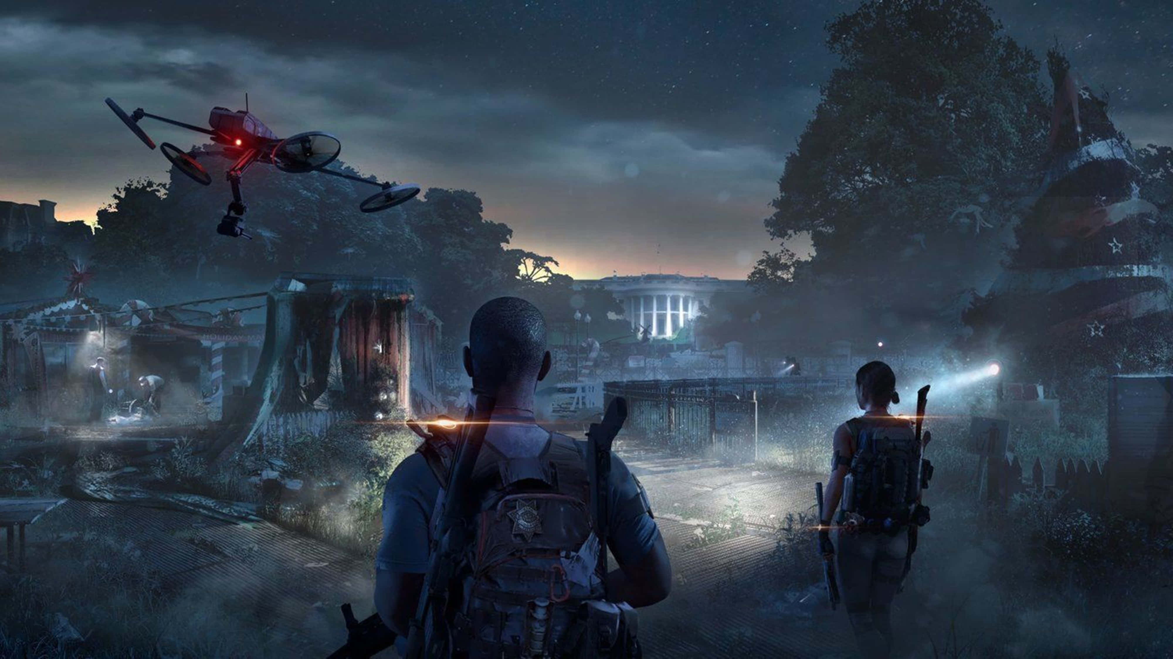 The Division 2 4K 桌布 壁紙 — 兩名倖存者在黃昏時分穿過霧氣瀰漫的廢墟小鎮，一盞紅燈無人機在星空下盤旋於他們頭頂。