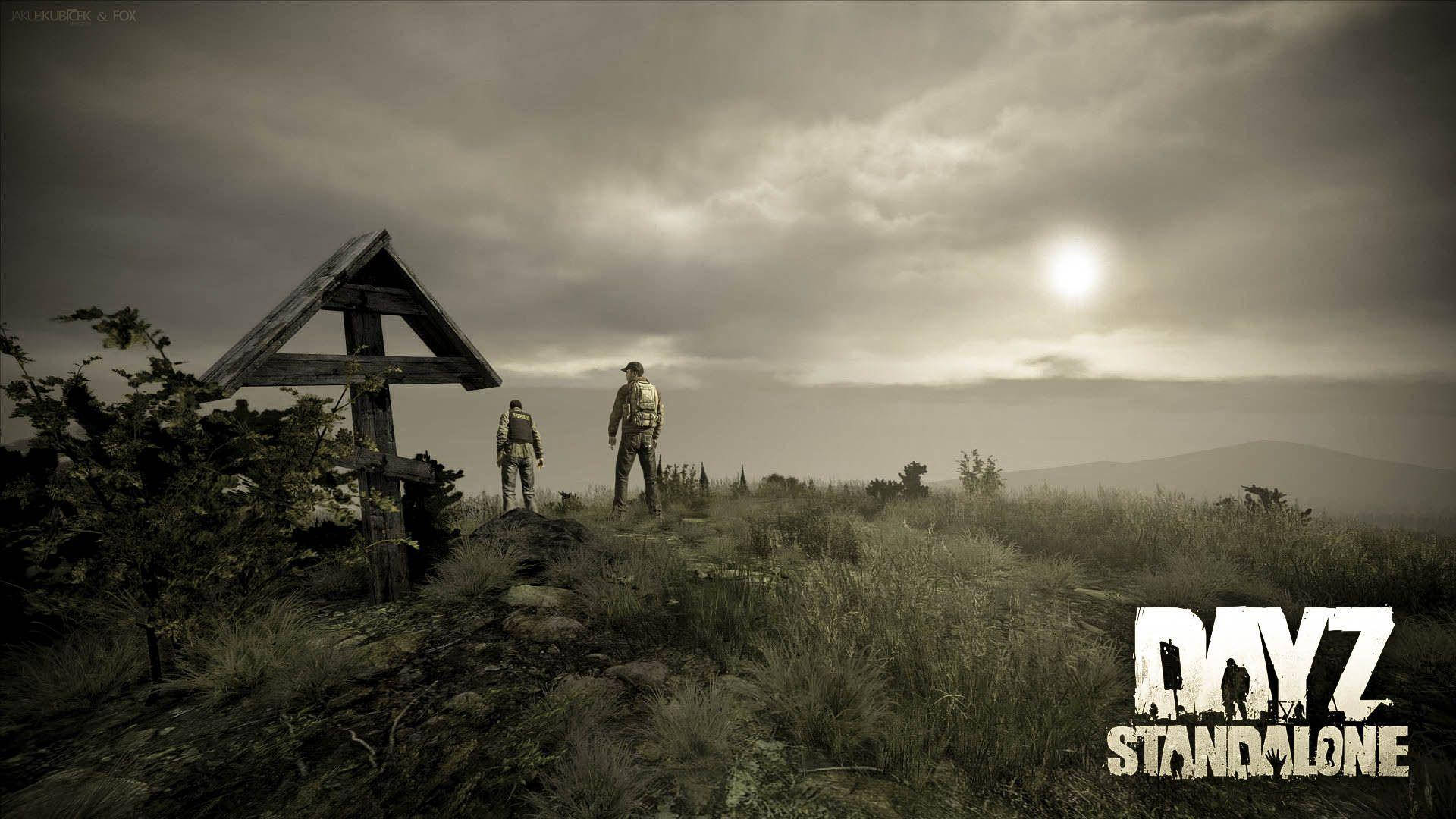 DayZ 桌布 壁紙 — 兩名倖存者站在長滿草的山丘頂上，旁邊是一個風化的木製十字架，天空陰沉多雲，蒼白的太陽隱約可見。