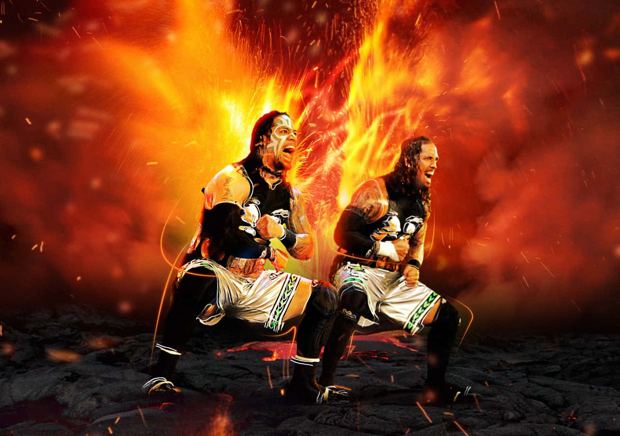 WWE 桌布 壁紙 — 兩名兇猛的摔角手在火山火焰和熔岩中蹲伏，表情激烈，能量發光。
