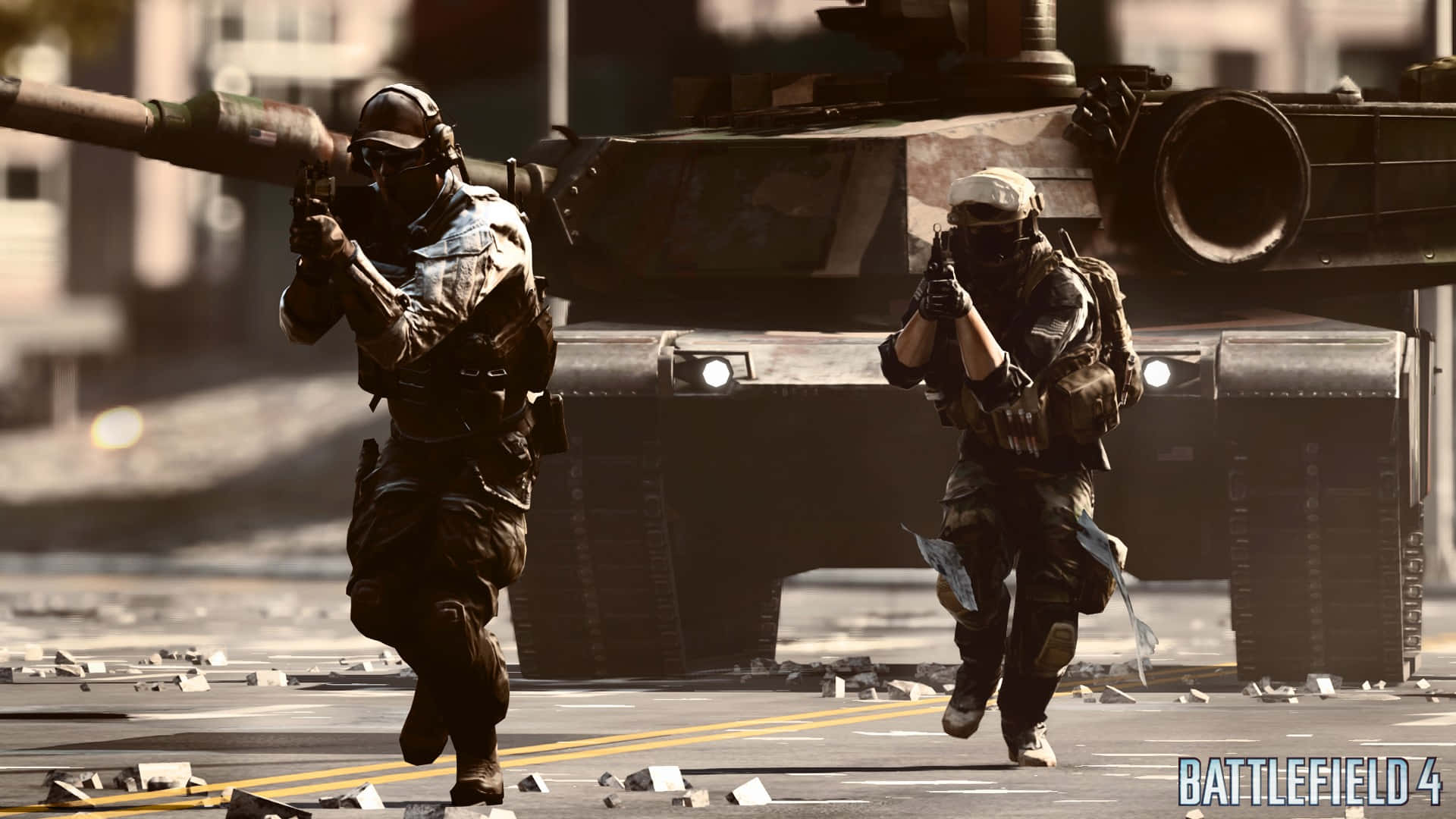 1920x1080 Battlefield 4 桌布 壁紙 — 兩名全副武裝的士兵在明亮的日光下，穿過破碎的城市街道，從一輛巨大的坦克旁衝刺而過。