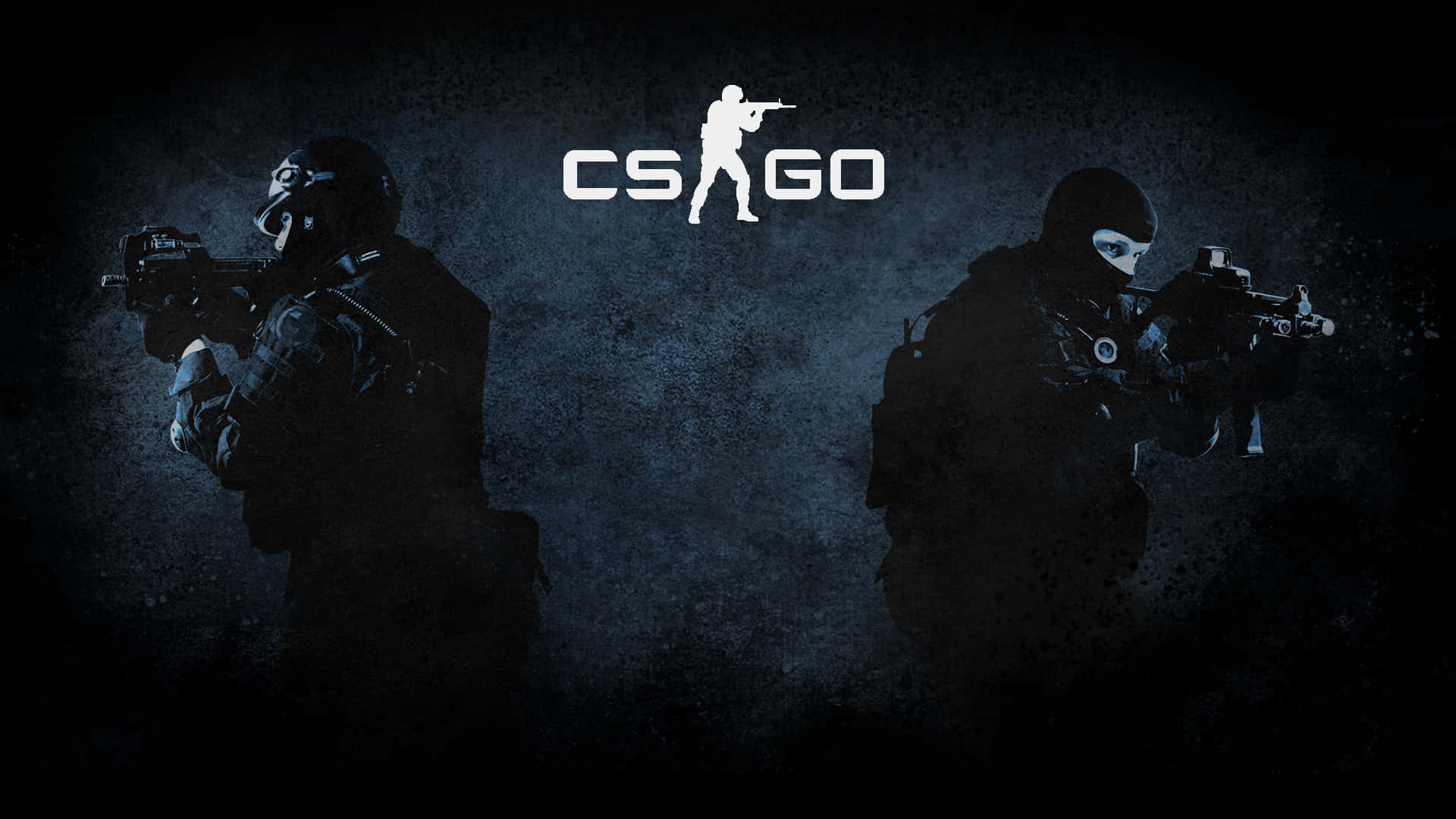Best Counter-strike Global Offensive 桌布 壁紙 — 兩名全副武裝的影子戰術操作員在粗糙的深藍色紋理背景前，從兩側包圍發光的 CS GO 標誌。