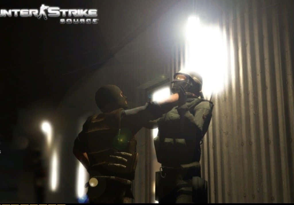 電玩遊戲 桌布 壁紙 — 兩名全副武裝的戰術操作員在昏暗的走廊中搏鬥，走廊被刺眼的頭頂燈光照亮。
