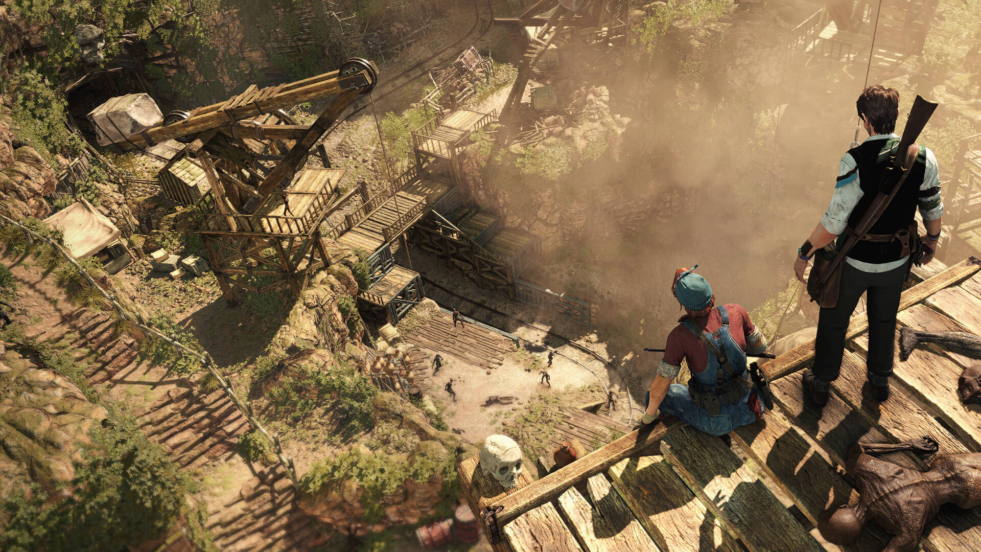 Strange Brigade 桌布 壁紙 — 兩名冒險者站在木製平台上，俯瞰著一個塵土飛揚的採礦營地，下方有生鏽的機器和散落的工人。