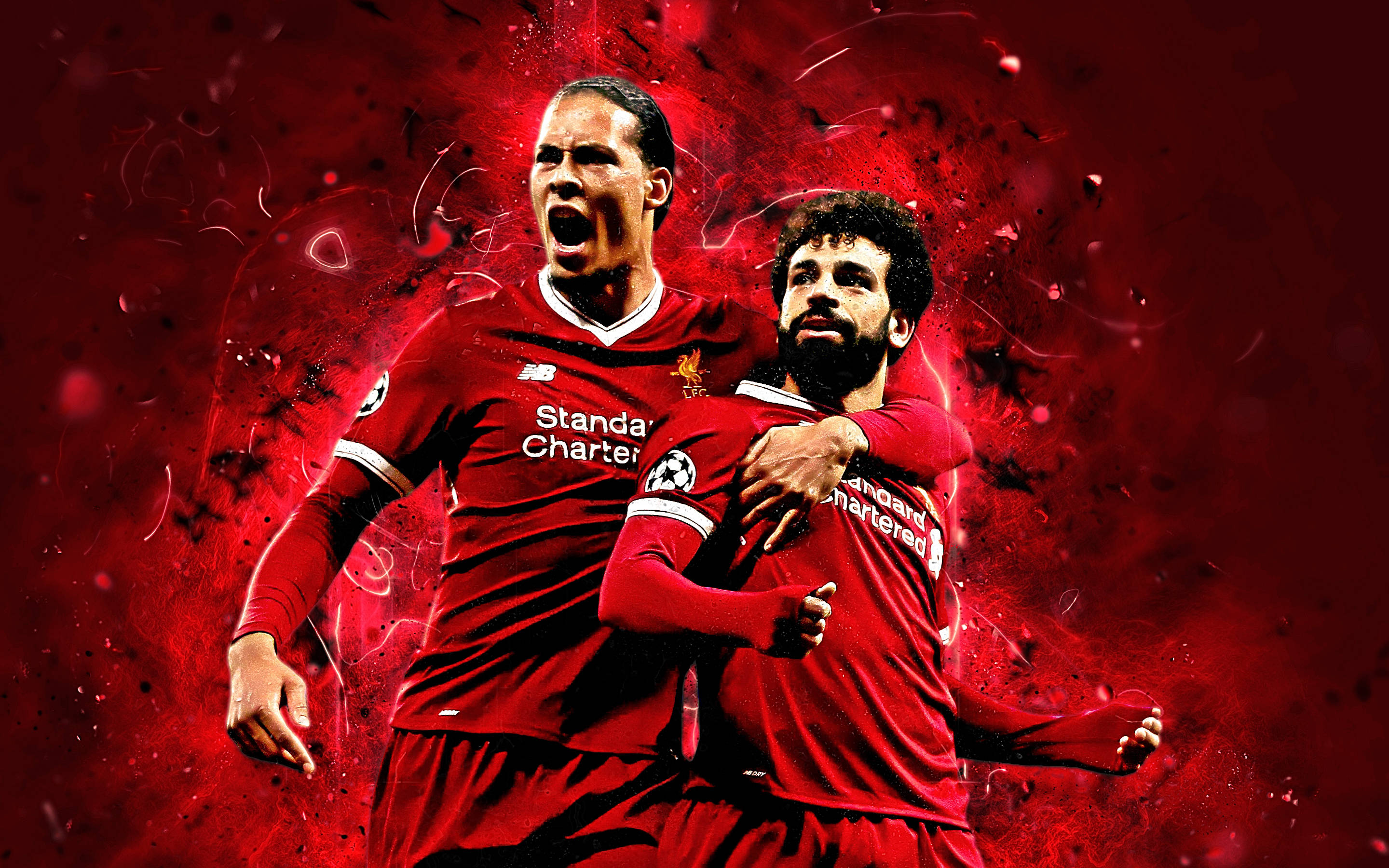 Liverpool Fc 桌布 壁紙 — 兩名利物浦足球員身穿紅色球衣，在動態的紅色潑濺背景前熱情慶祝。