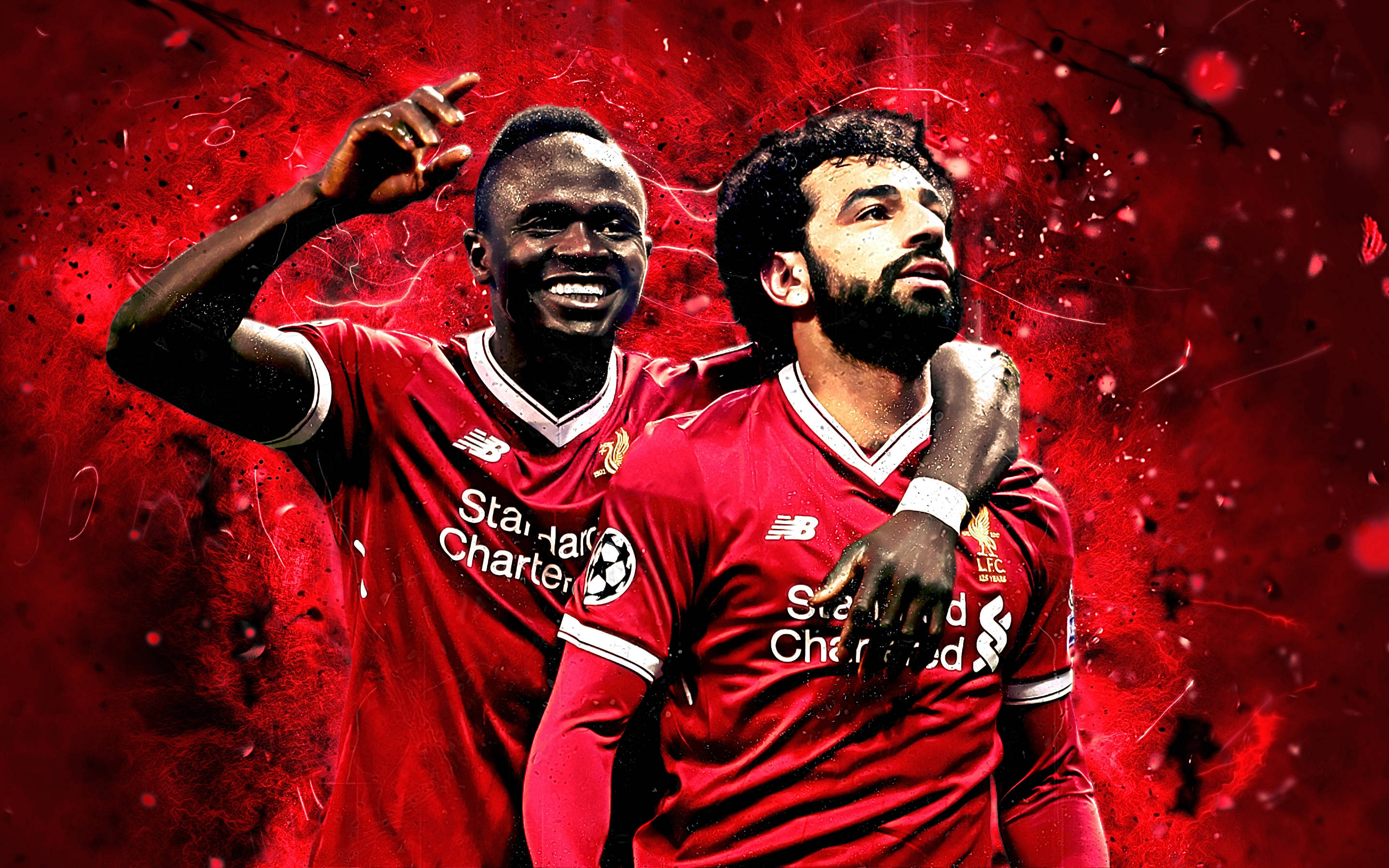 Liverpool Fc 桌布 壁紙 — 兩名利物浦足球運動員穿著紅色球衣微笑慶祝，背景是充滿活力的紅色潑濺。