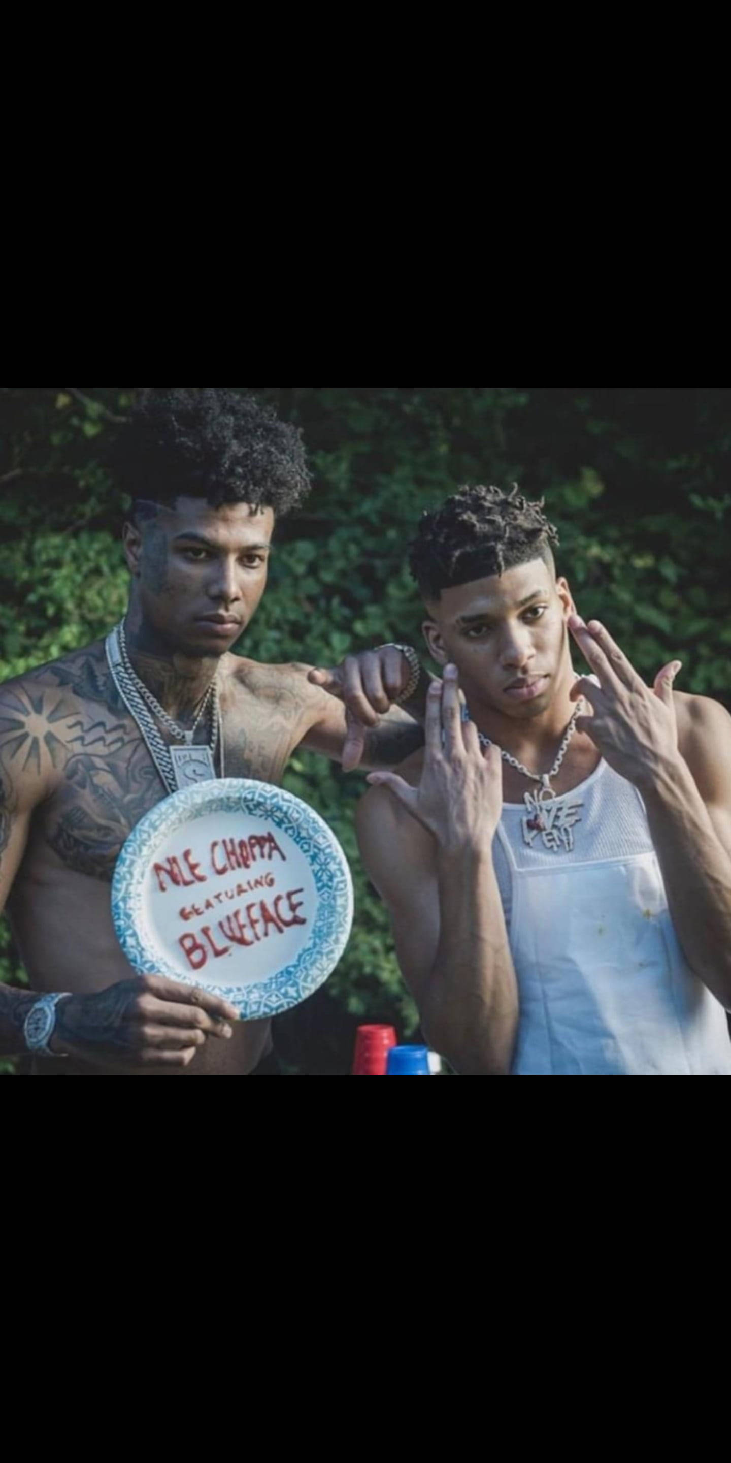 Celebrity 桌布 壁紙 — 兩名刺青男子在戶外擺姿勢，其中一人手持飛盤，上面有「DILL CHOPPA FEATURING BLUEFACE」字樣。
