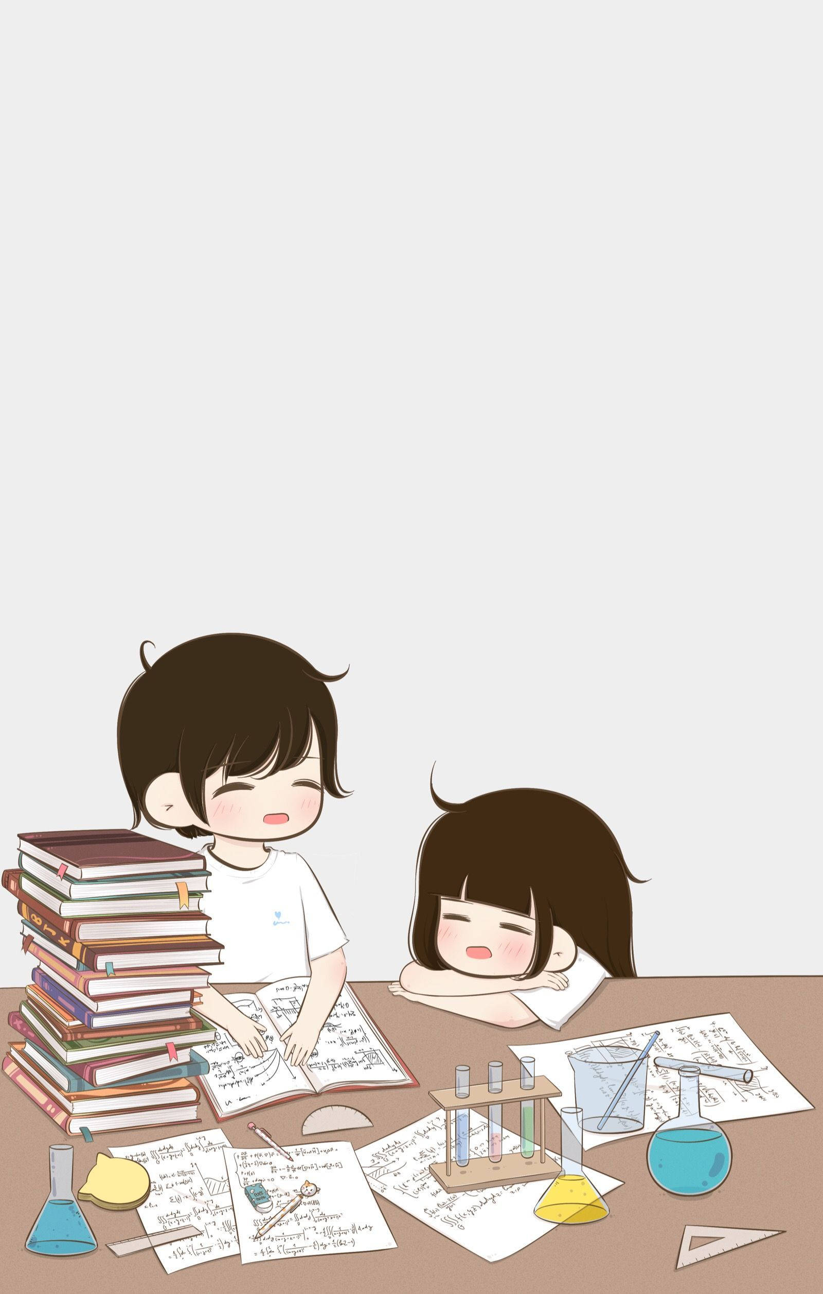 Cute Couple Cartoon 桌布 壁紙 — 兩名動漫風格的學生在溫暖燈光下，於雜亂的書桌上用書籍、試管和紙張學習。