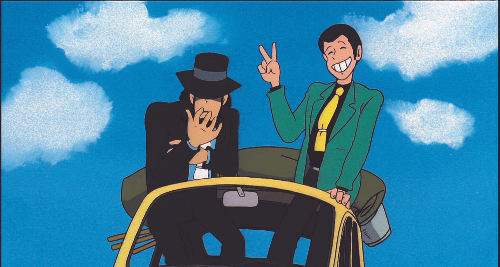 Lupin Iii The Castle Of Cagliostro 桌布 壁紙 — 兩名動畫男子在黃色車內微笑並做手勢，背景是明亮的藍天和蓬鬆的白雲。