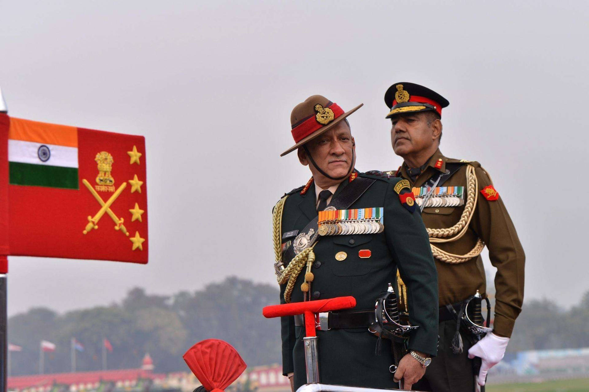 兩名印度軍官身穿禮儀制服，站在國旗旁立正。 — 印度軍隊 壁紙