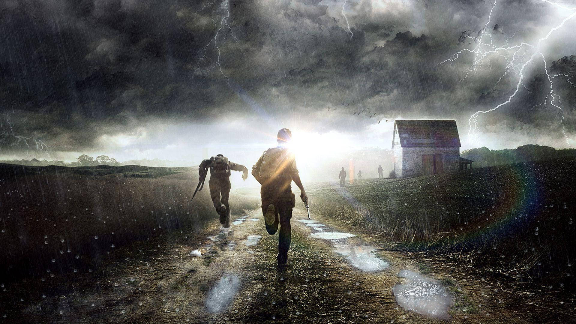 Dayz Desktop 桌布 壁紙 — 兩名士兵在暴雨中衝過濕透的田野，奔向遠處的農舍，閃電劃破暴風雨的天空。