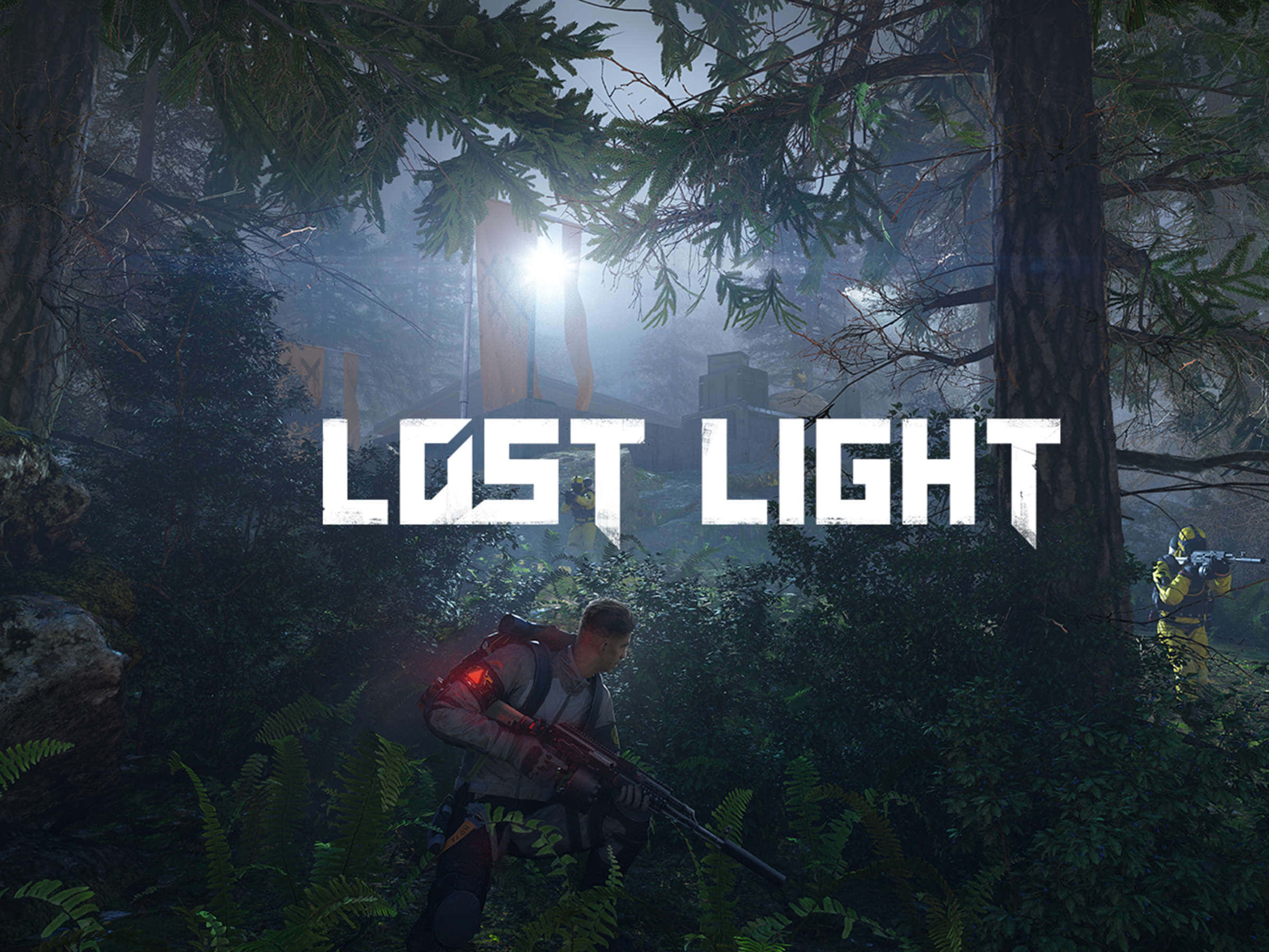 Survival Game 桌布 壁紙 — 兩名士兵在黎明時分於迷霧森林中穿行，手持發光武器，一道明亮的光線穿透樹木。