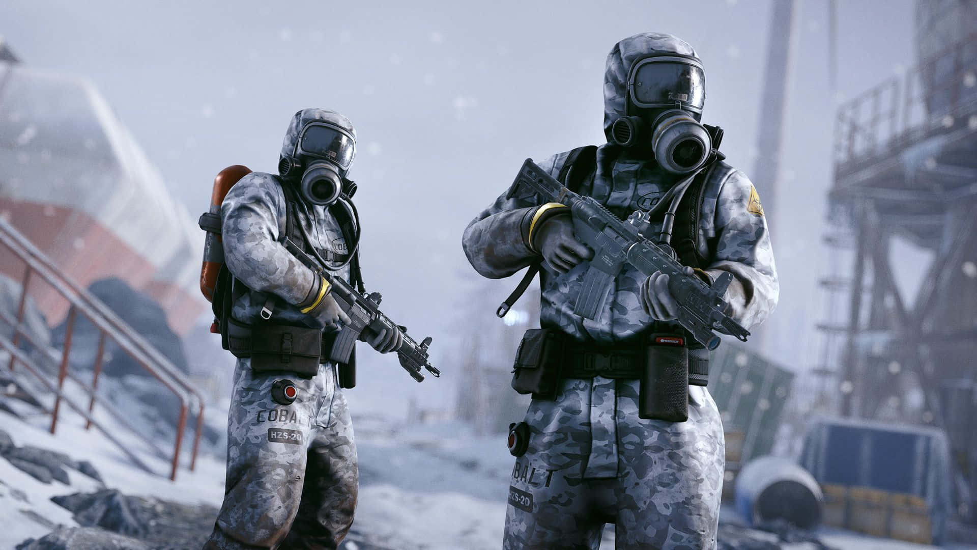 Rust Game 桌布 壁紙 — 兩名士兵戴著防毒面具和迷彩裝備，在陰天下的雪地工業廢墟中持步槍警覺地站立。