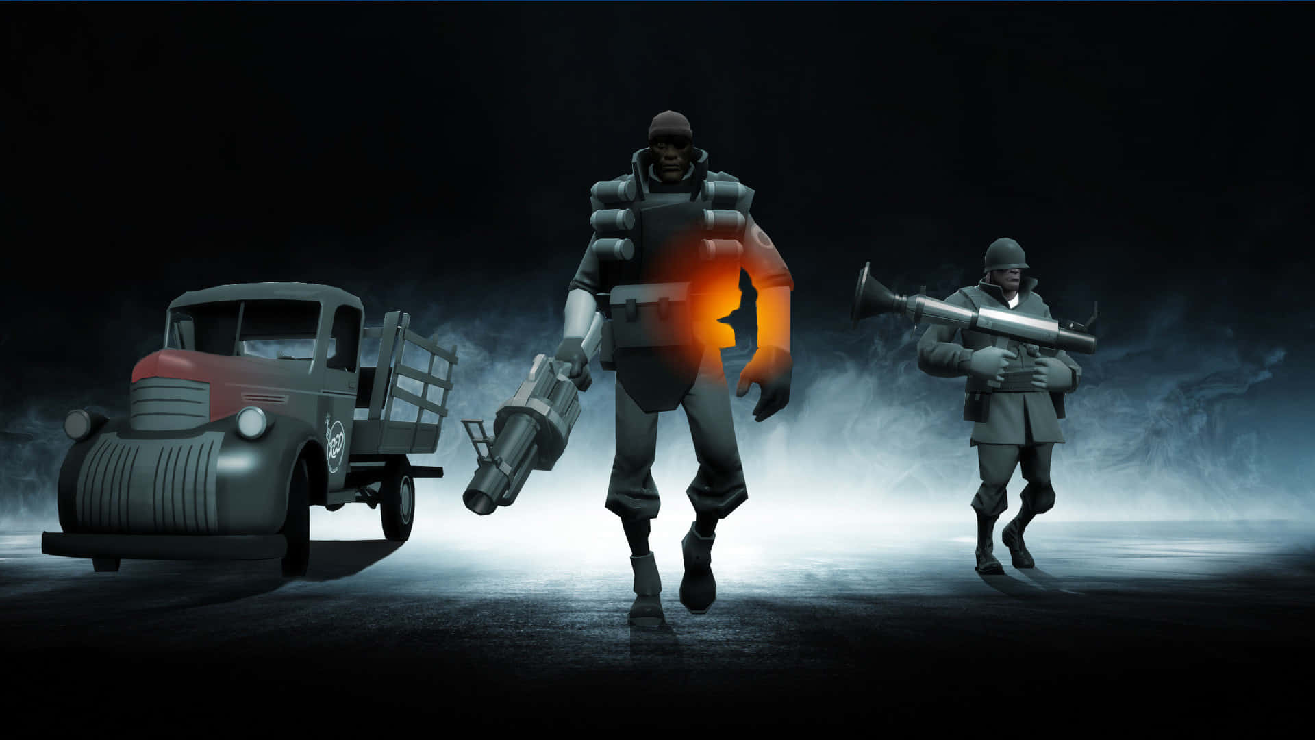 Team Fortress 2 桌布 壁紙 — 兩名士兵攜帶重型武器和一輛復古卡車站在黑暗霧氣環境中，被一名士兵胸前的發光橙色核心照亮。