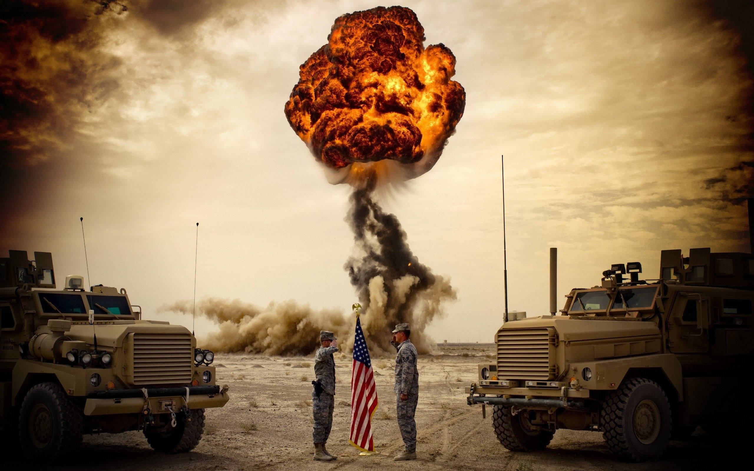 US 桌布 壁紙 — 兩名士兵立正持美國國旗，背後在沙漠戰場上發生巨大火焰爆炸。