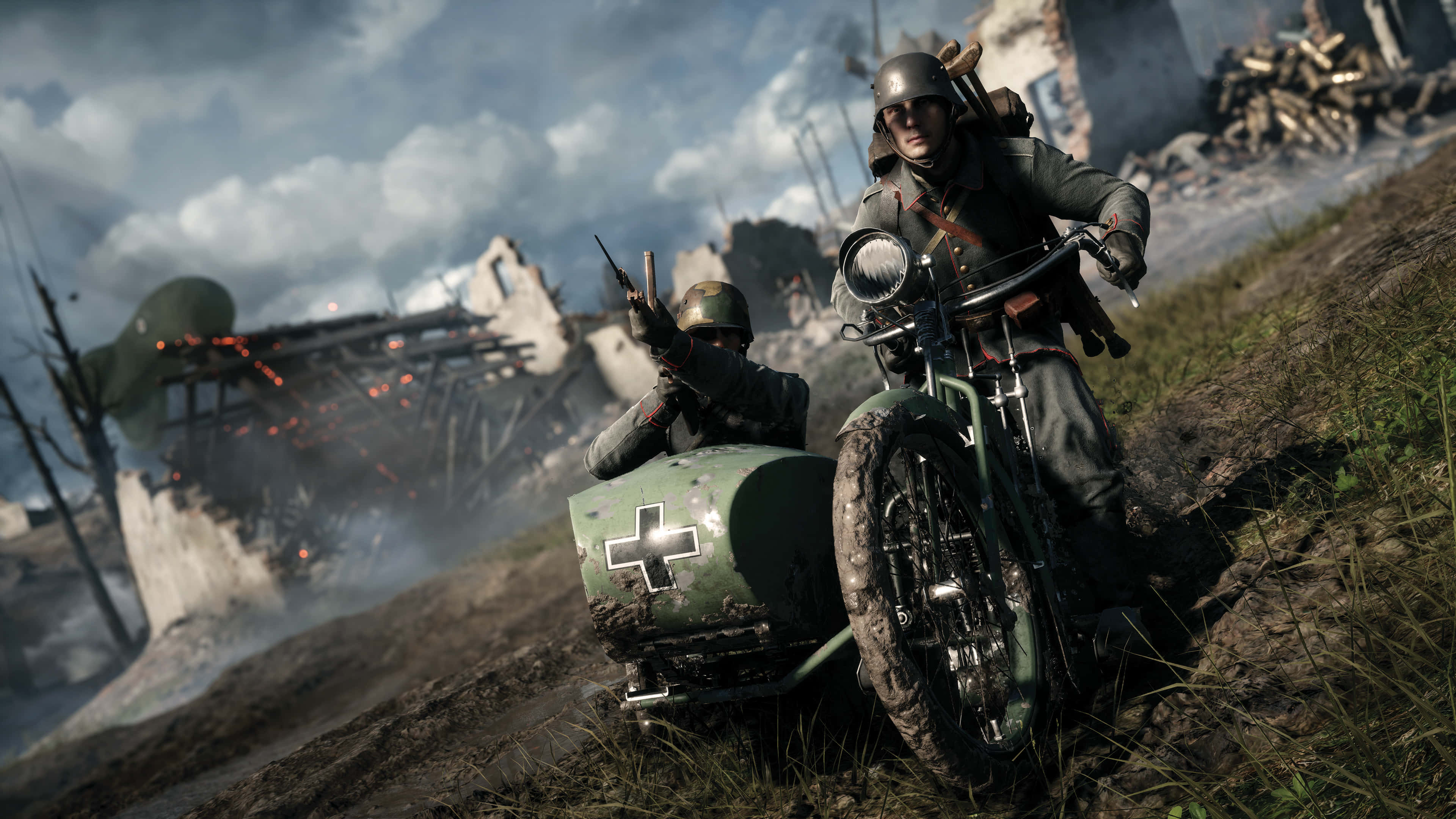 Battlefield Vehicles 桌布 壁紙 — 兩名士兵騎著一輛帶邊車的綠色摩托車，在泥濘的戰場上穿梭，周圍是燃燒的廢墟和煙霧。