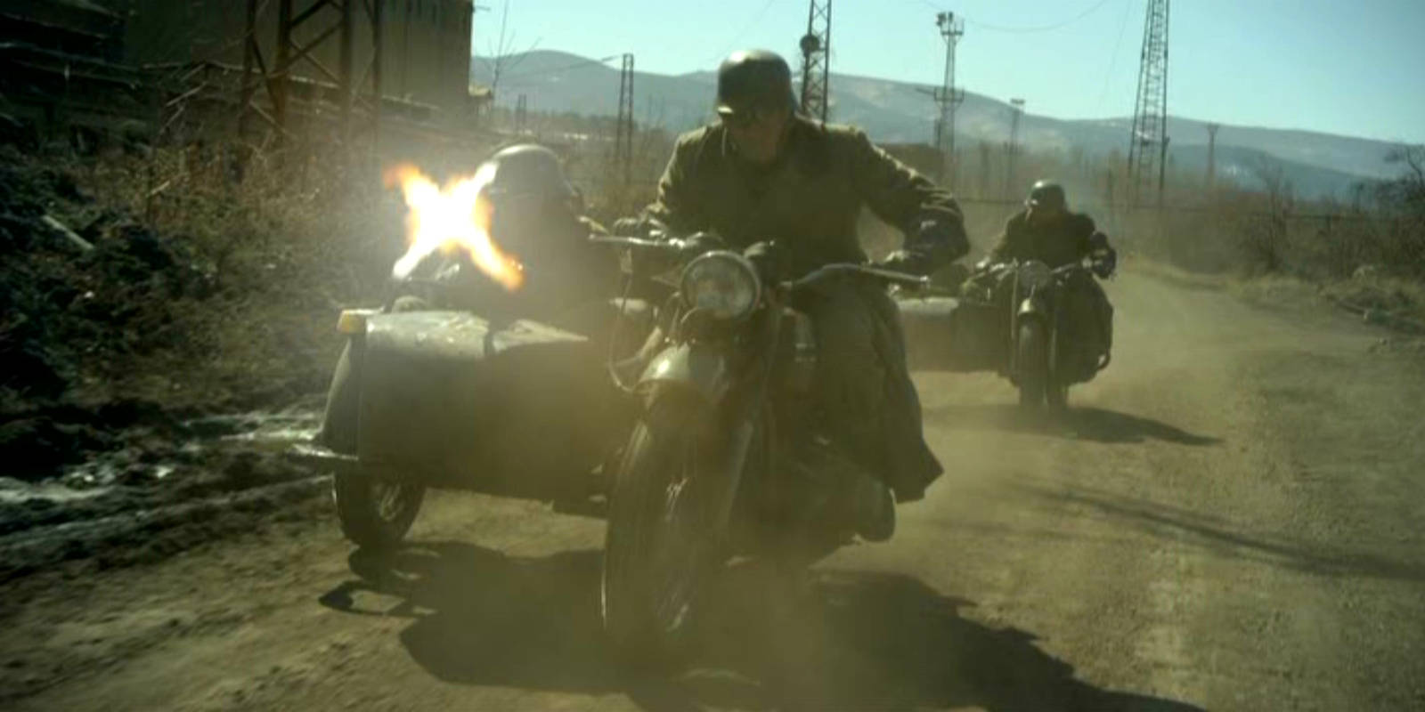heroes 桌布 壁紙 — 兩名士兵騎著帶邊車的摩托車，沿著塵土飛揚的鄉村道路奔馳，其中一輛車爆炸，火焰四射。