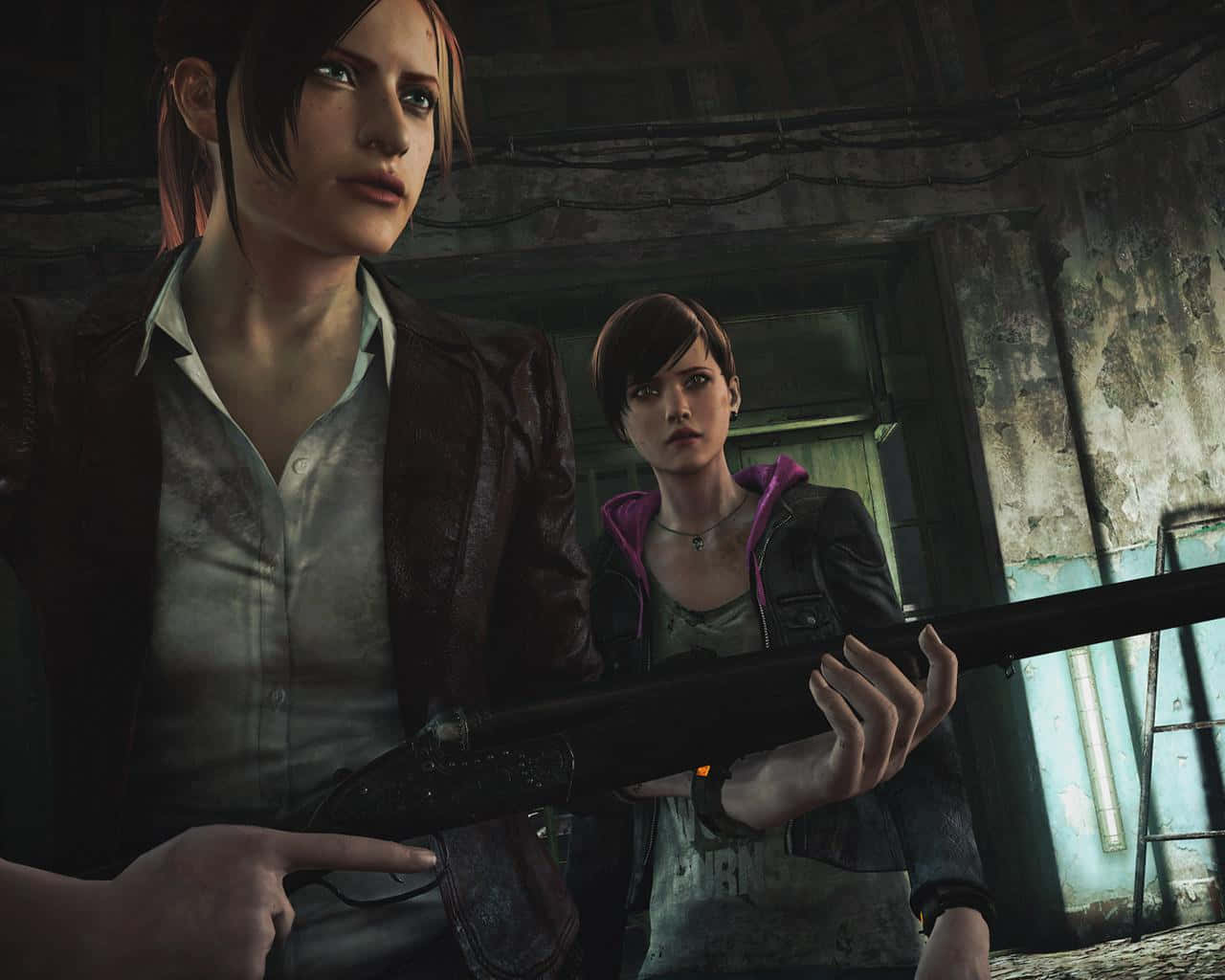 Resident Evil Revelations 2 桌布 壁紙 — 兩名女子在破舊建築物中，在昏暗燈光下緊張地拿著獵槍。