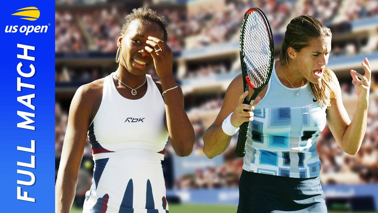 運動 桌布 壁紙 — 兩名女子網球選手在陽光普照的球場上，於美國公開賽比賽期間情緒激動，背景有觀眾。