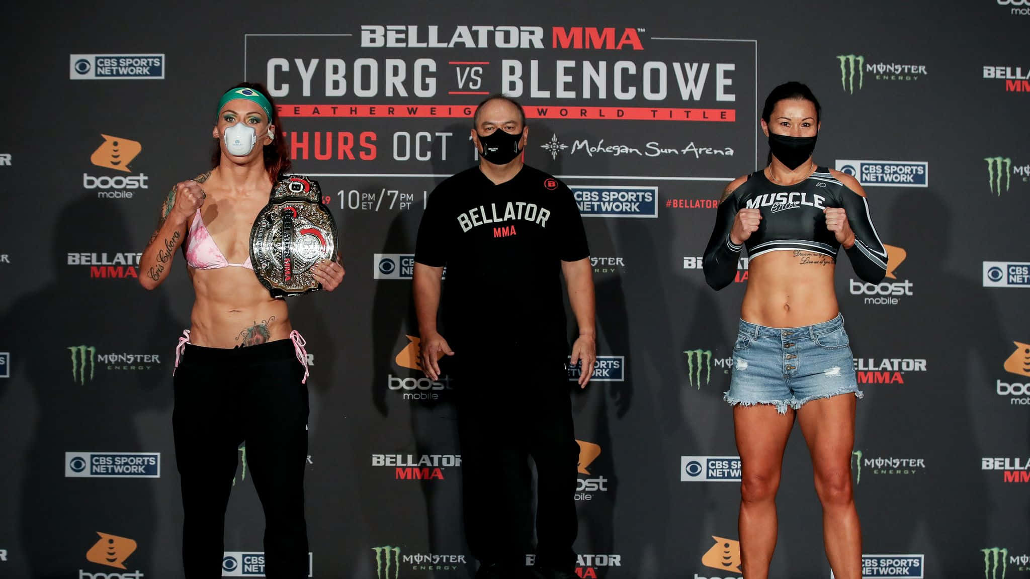 MMA 桌布 壁紙 — 兩名女性MMA拳手在Bellator稱重活動中與冠軍腰帶和贊助商標誌合影。