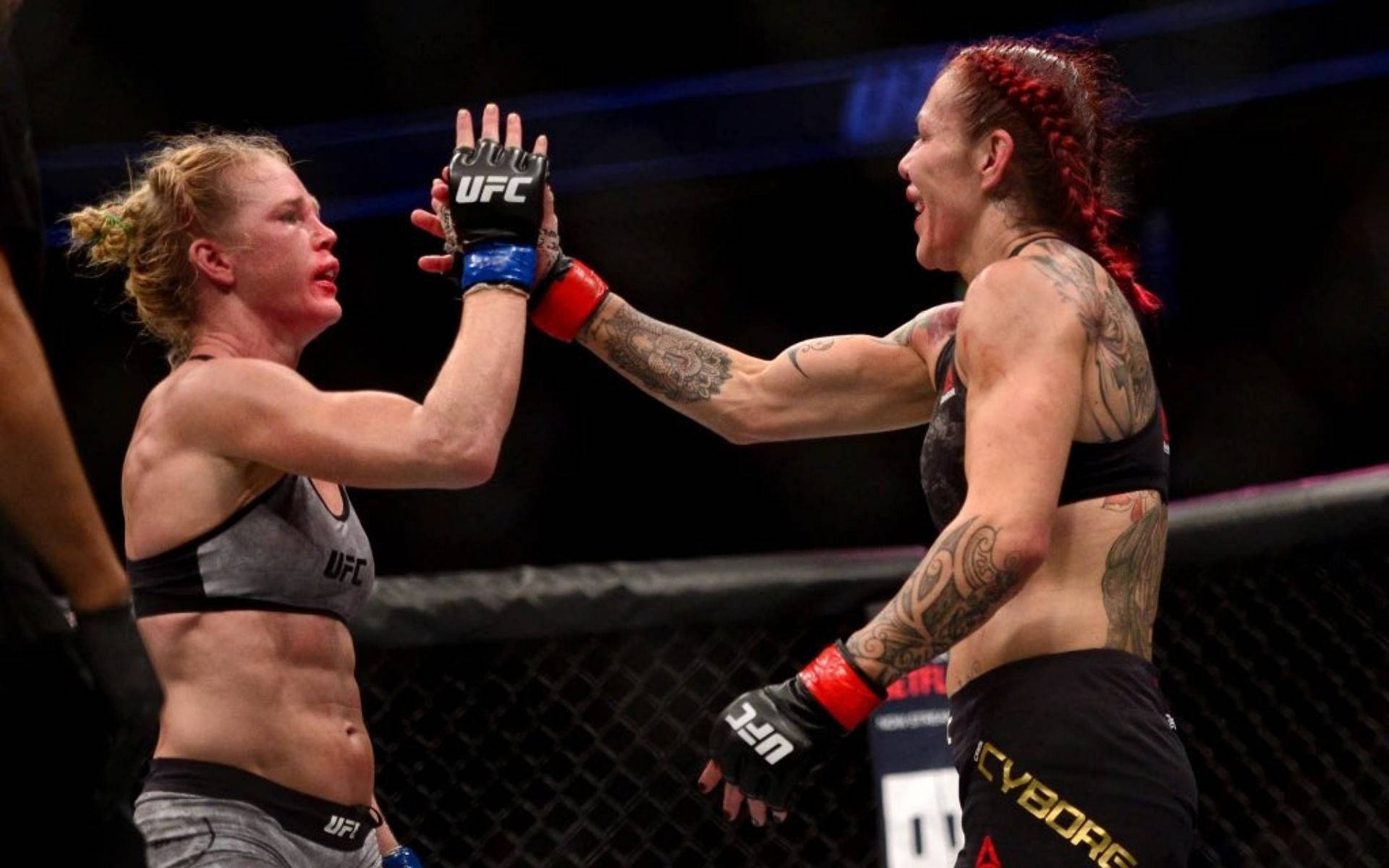 MMA 桌布 壁紙 — 兩名女性MMA拳手在UFC八角籠內比賽後互相擊掌。
