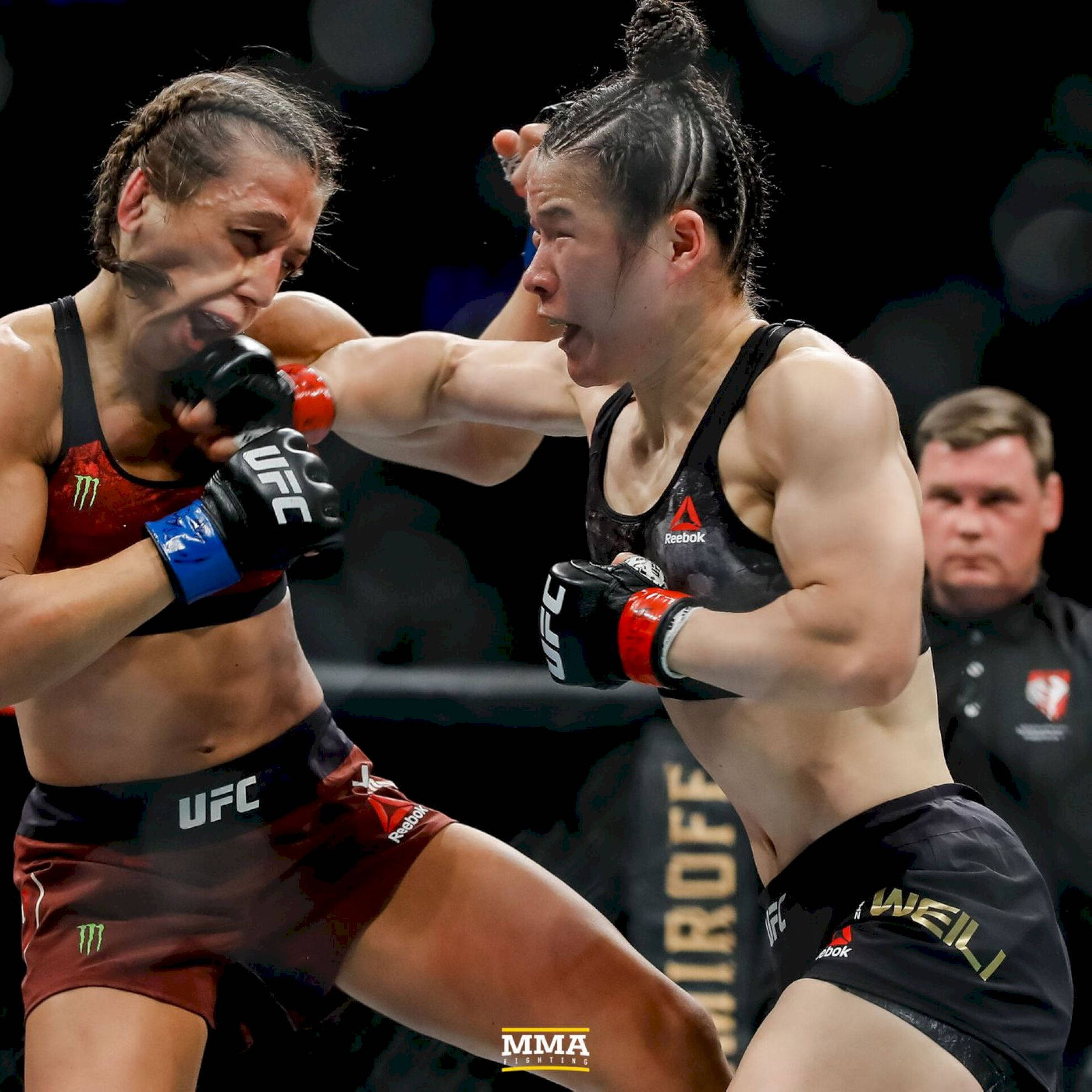 Punch 桌布 壁紙 — 兩名女性MMA拳手在明亮的場館燈光下於八角籠內激烈交鋒。