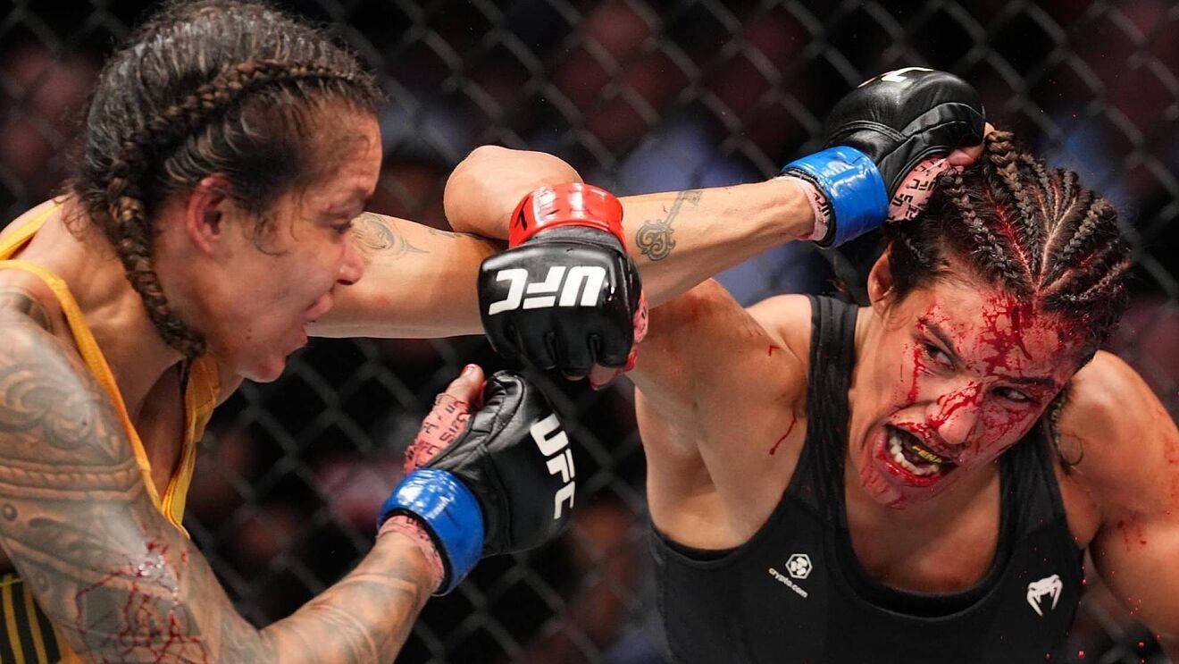 UFC 桌布 壁紙 — 兩名女性MMA拳手在血腥的籠鬥中交鋒，鮮血濺在臉部和手套上。