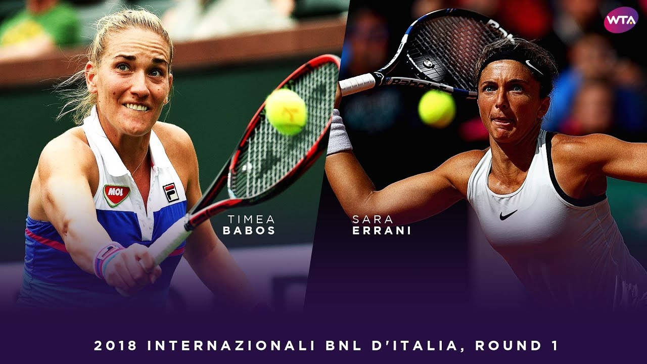 Tennis 桌布 壁紙 — 兩名女網球選手在2018年WTA比賽中激烈競爭，網球拍和球在運動中。