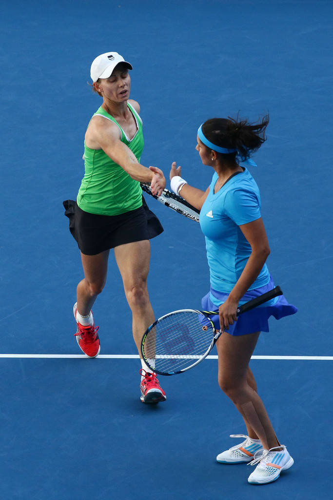 Tennis 桌布 壁紙 — 兩名女網球選手在比賽後於充滿活力的藍色球場上握手。