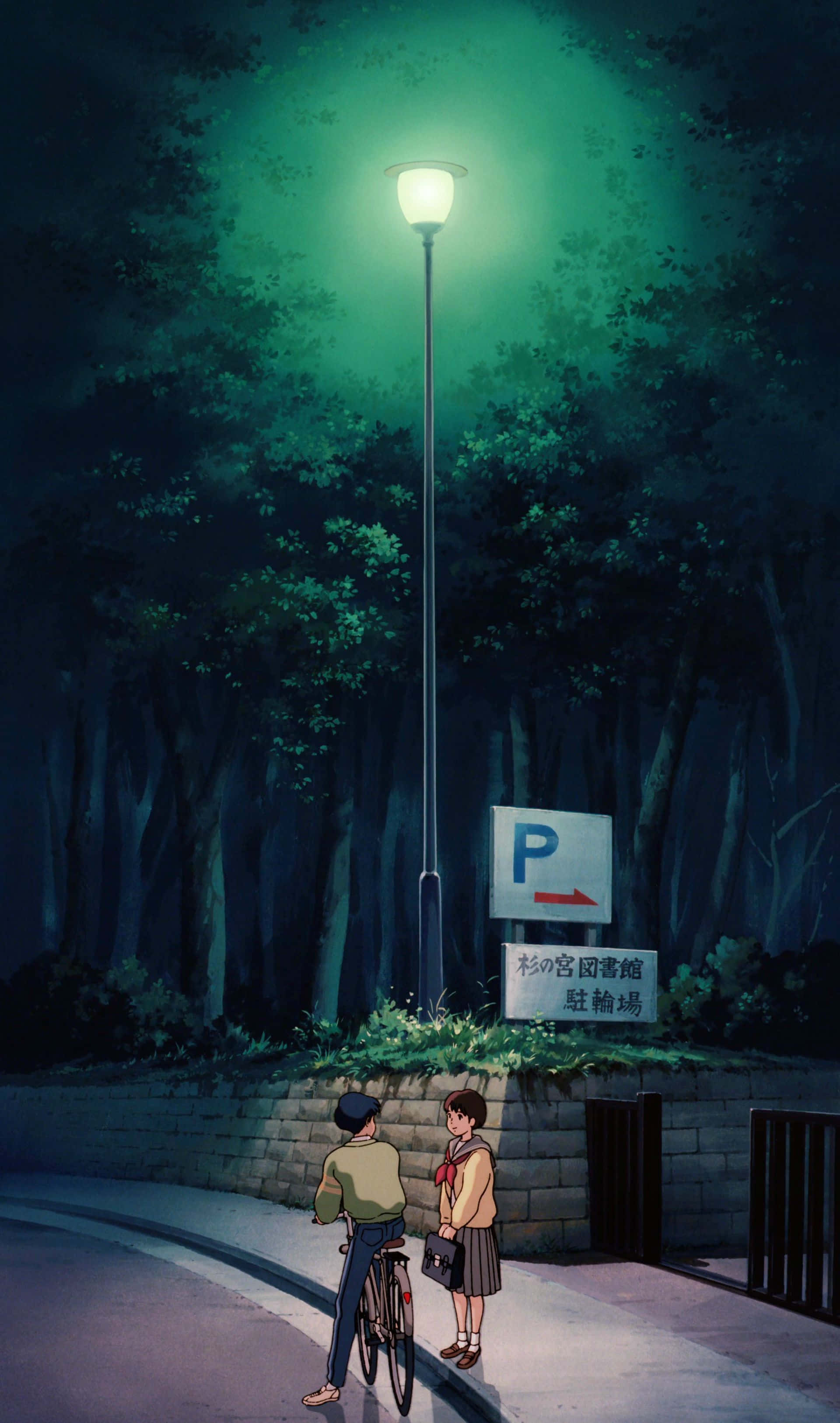 Aesthetic Ghibli 桌布 壁紙 — 兩名學生在夜晚站在發光的路燈下，其中一人帶著自行車，旁邊是停車標誌，靠近石牆和森林。