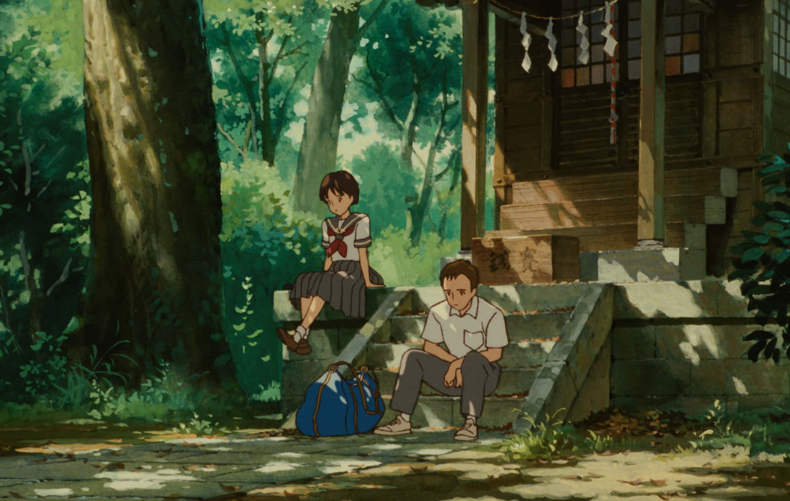 Whisper Of The Heart 桌布 壁紙 — 兩名學童靜靜地坐在森林神社旁的石階上，沐浴在斑駁的陽光中。
