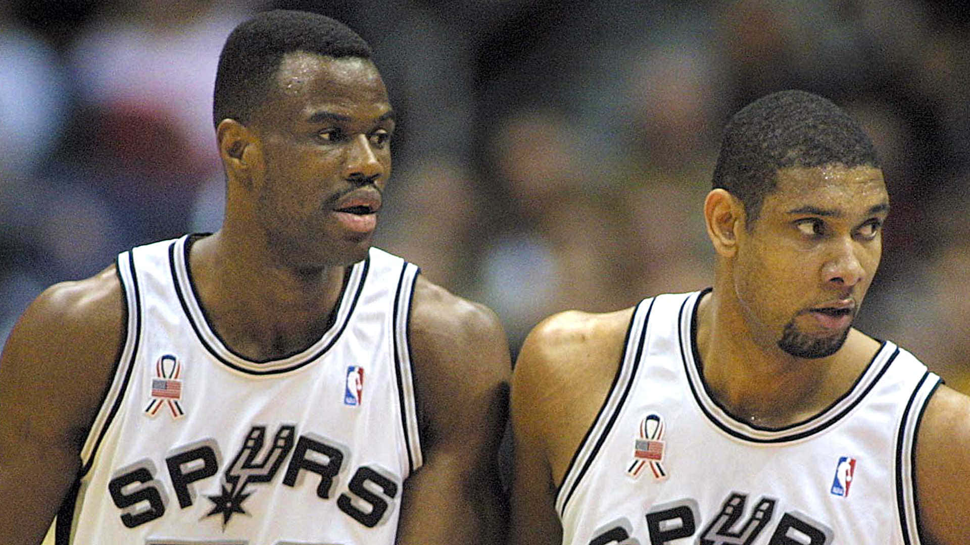 NBA 桌布 壁紙 — 兩名專注的聖安東尼奧馬刺籃球運動員身穿白色球衣，在比賽中凝視前方。
