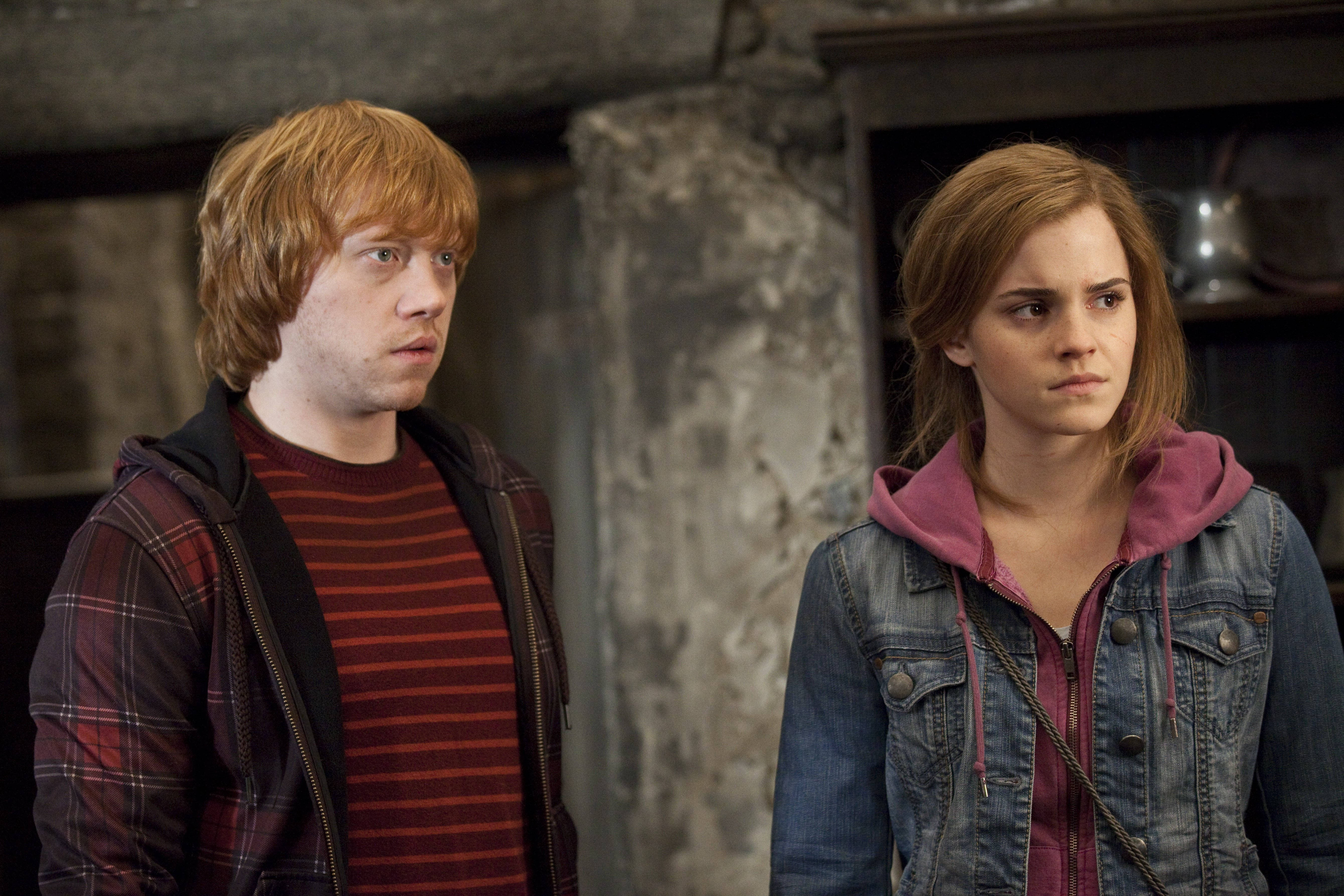 Ron Weasley 桌布 壁紙 — 兩名年輕成年人帶著憂慮的表情站在一個光線昏暗、質樸的石室中。