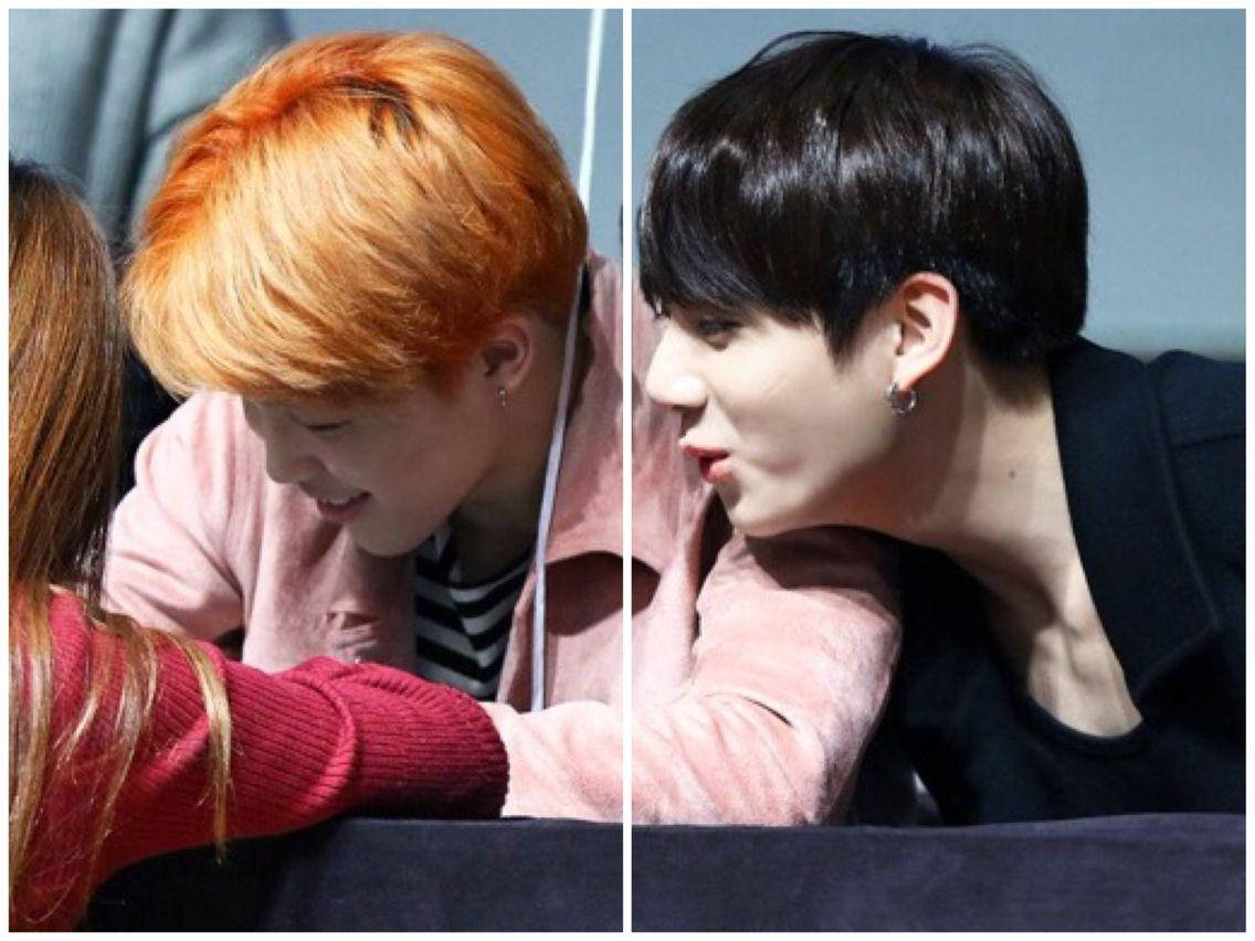 Jikook 桌布 壁紙 — 兩名年輕男子，一頭鮮豔橙色與深色頭髮，在粉絲活動中親密地靠近彼此。