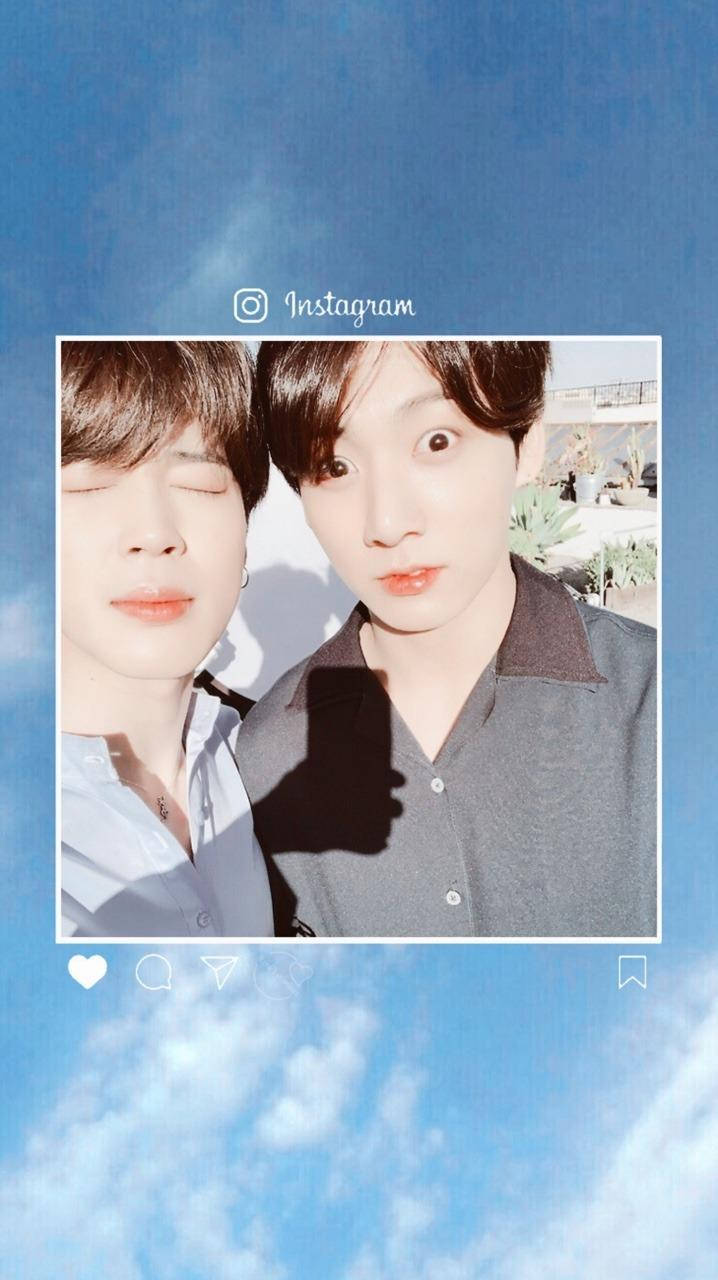 Jikook 桌布 壁紙 — 兩名年輕男子在明亮的藍天和柔軟雲朵背景下，近距離自拍。