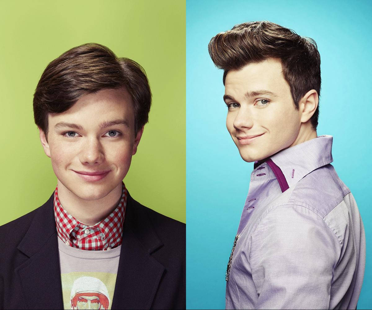 Chris Colfer 桌布 壁紙 — 兩名年輕男子在綠色和藍色分割的背景前擺姿勢，一人穿著西裝外套內搭圖案T恤，另一人穿著薰衣草色襯衫，露出自信的笑容。