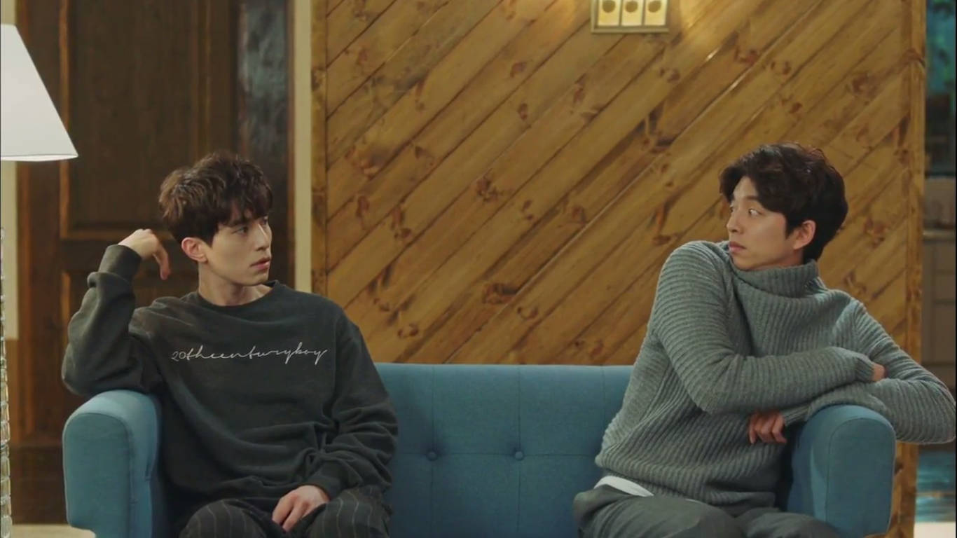 kdrama 桌布 壁紙 — 兩名年輕男子坐在舒適木屋的藍色沙發上，進行著安靜的對話。