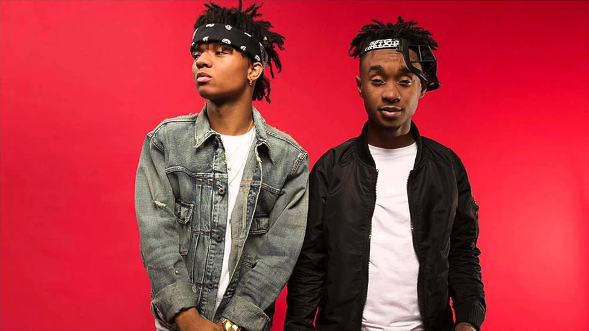 Swae Lee 桌布 壁紙 — 兩名年輕男子梳著辮子頭、戴著頭帶，在鮮紅色的攝影棚背景前自信地擺姿勢。