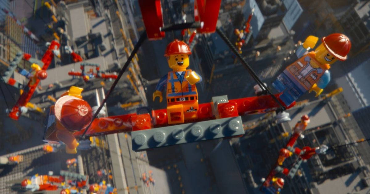 樂高 桌布 壁紙 — 兩名微笑的LEGO建築工人從紅色起重機上懸掛在下方繁忙的LEGO城市景觀之上。