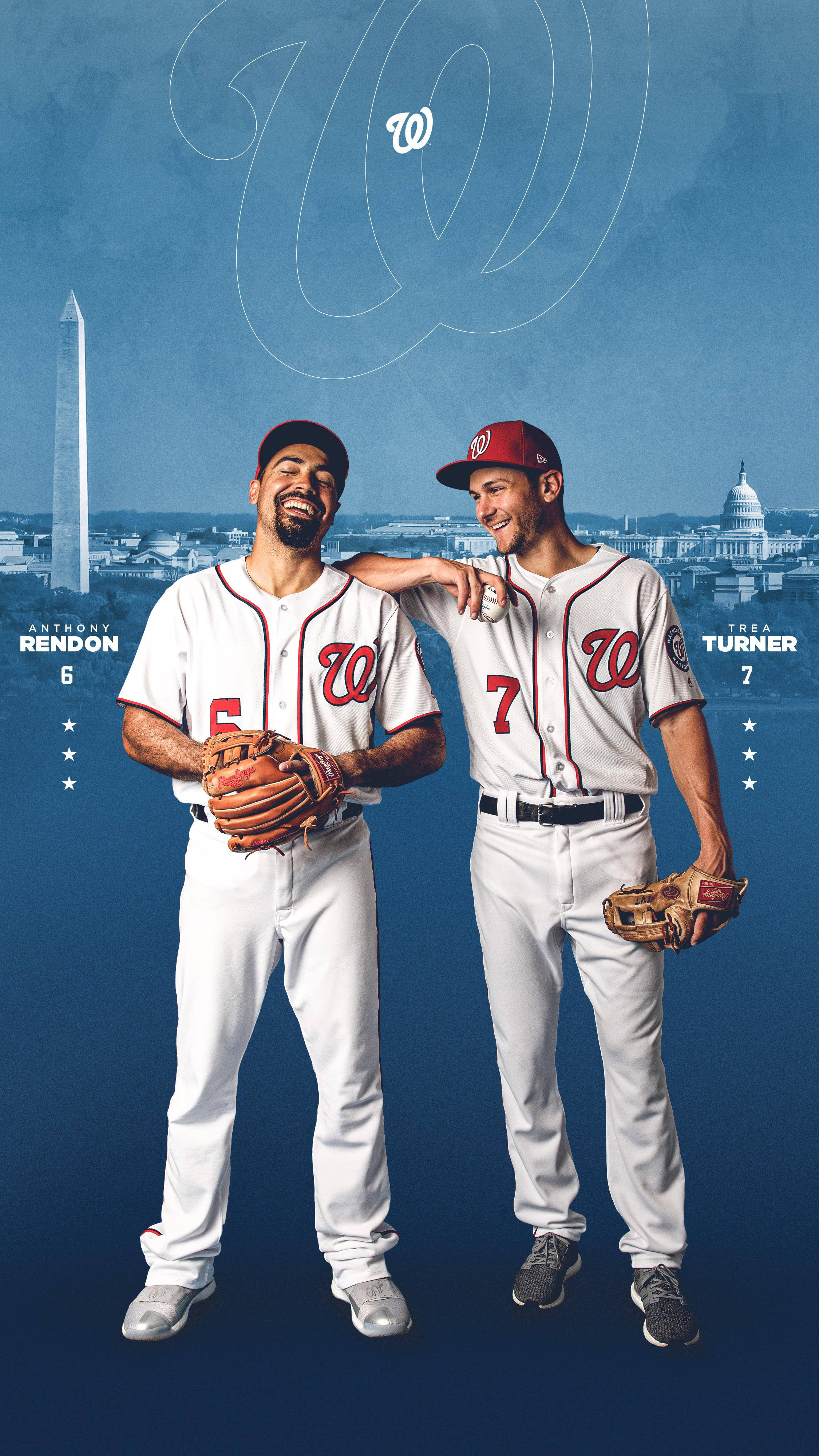 anthony rendon 桌布 壁紙 — 兩名微笑的華盛頓國民隊棒球運動員身穿制服，在藍色背景前擺姿勢，背景有華盛頓紀念碑和國會大廈。
