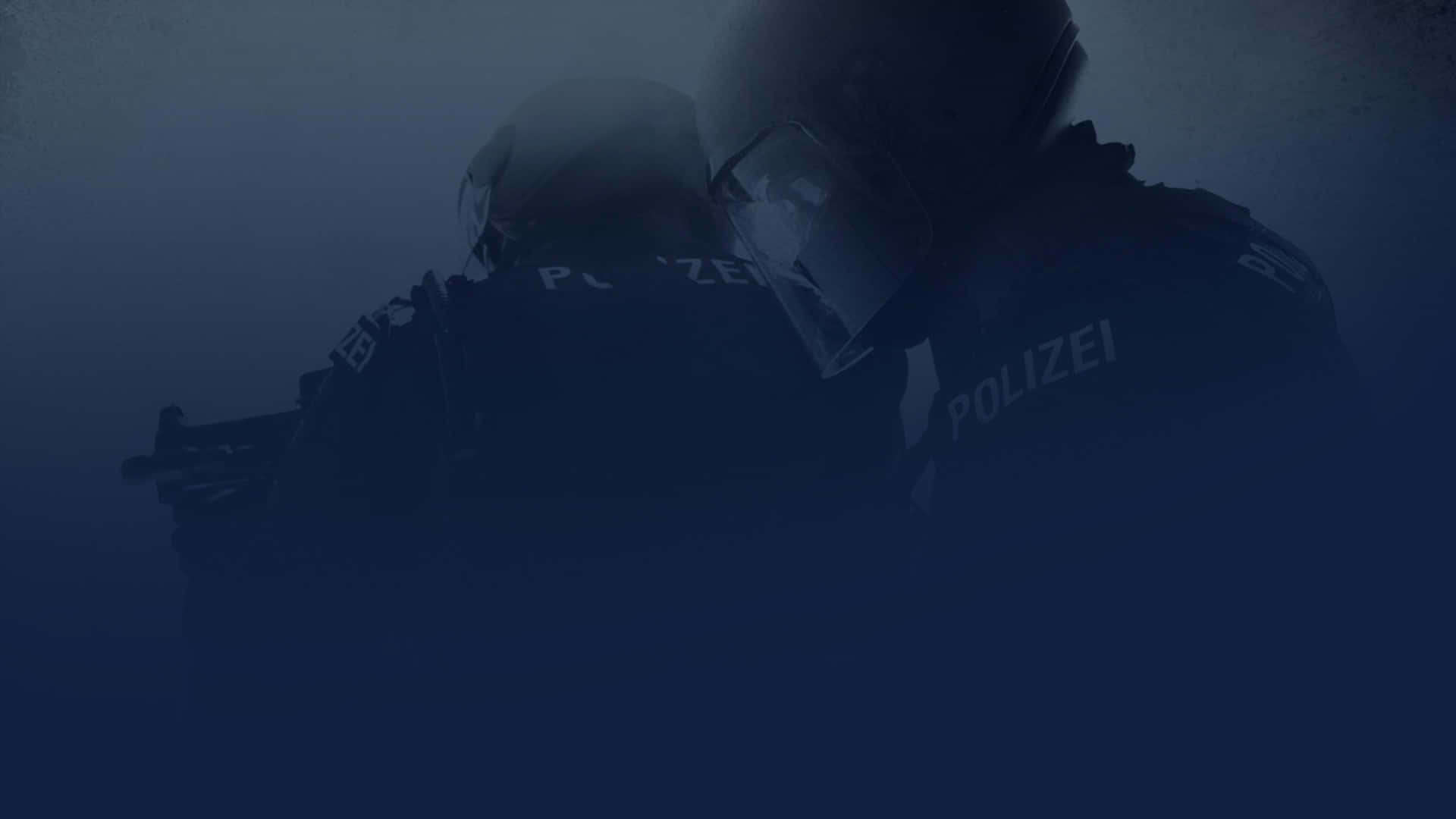絕對武力：全球攻勢 桌布 壁紙 — 兩名德國防暴警察在深藍色霧氣中形成剪影，背上可見「POLIZEI」字樣。