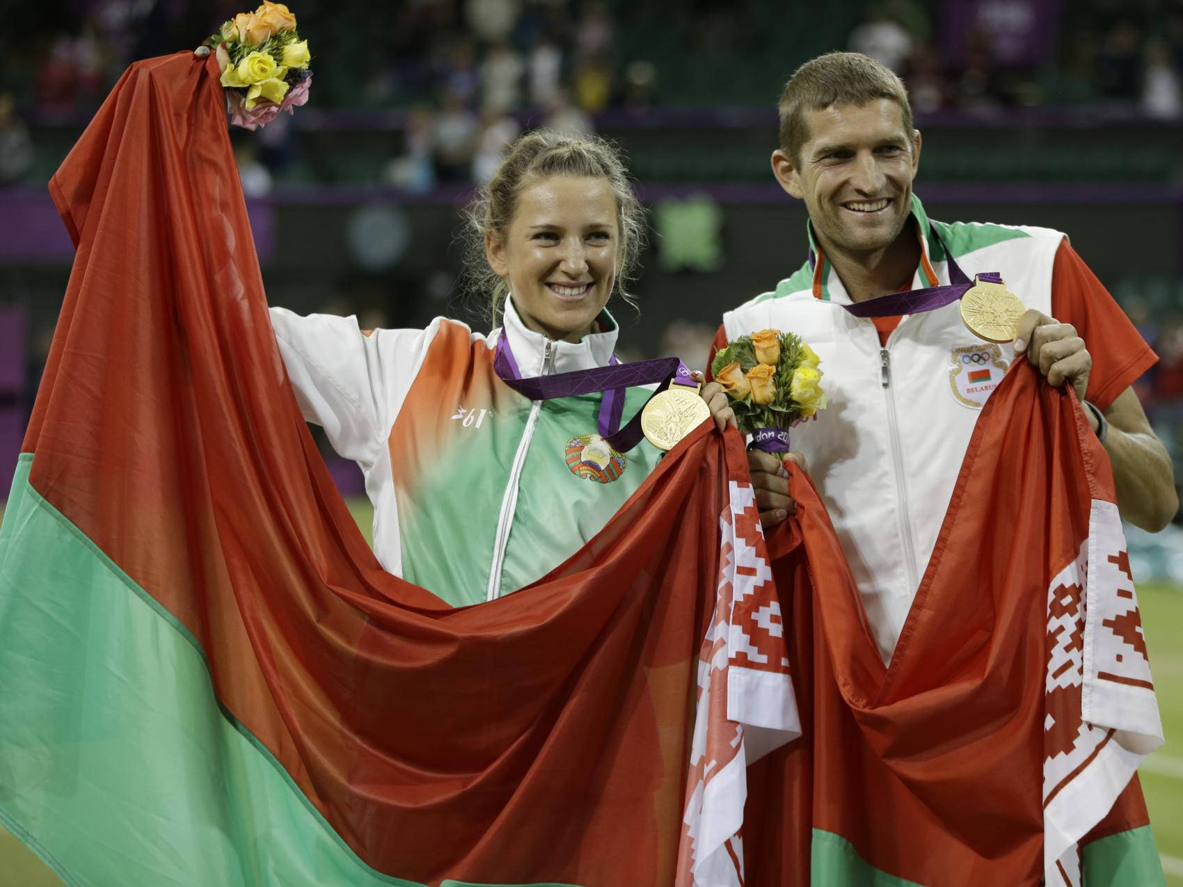 Tennis 桌布 壁紙 — 兩名快樂的運動員披著白俄羅斯國旗，在體育場頒獎台上自豪地展示他們的金牌和花束。