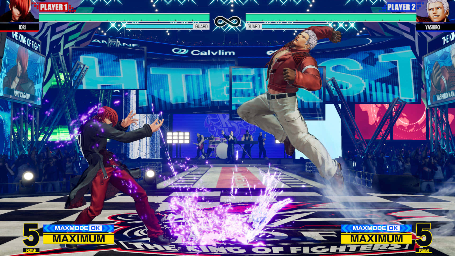 Fighting Games 桌布 壁紙 — 兩名戰士在充滿活力的街機風格競技場中碰撞，帶有發光的紫色能量效果和歡呼的人群。