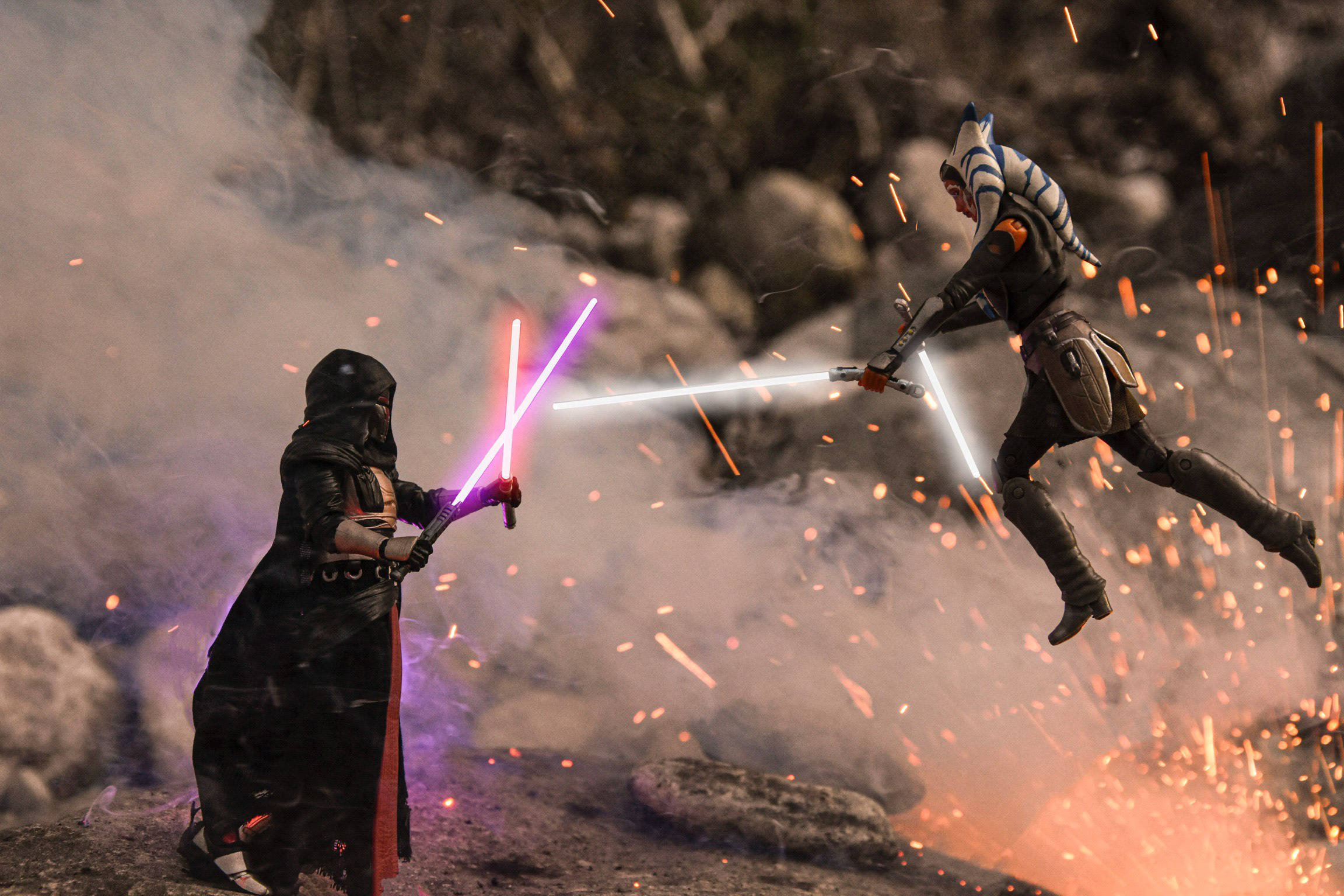Revan 桌布 壁紙 — 兩名戰士在煙霧和飛濺的火花中，用發光的雷射劍在岩石戰場上碰撞。