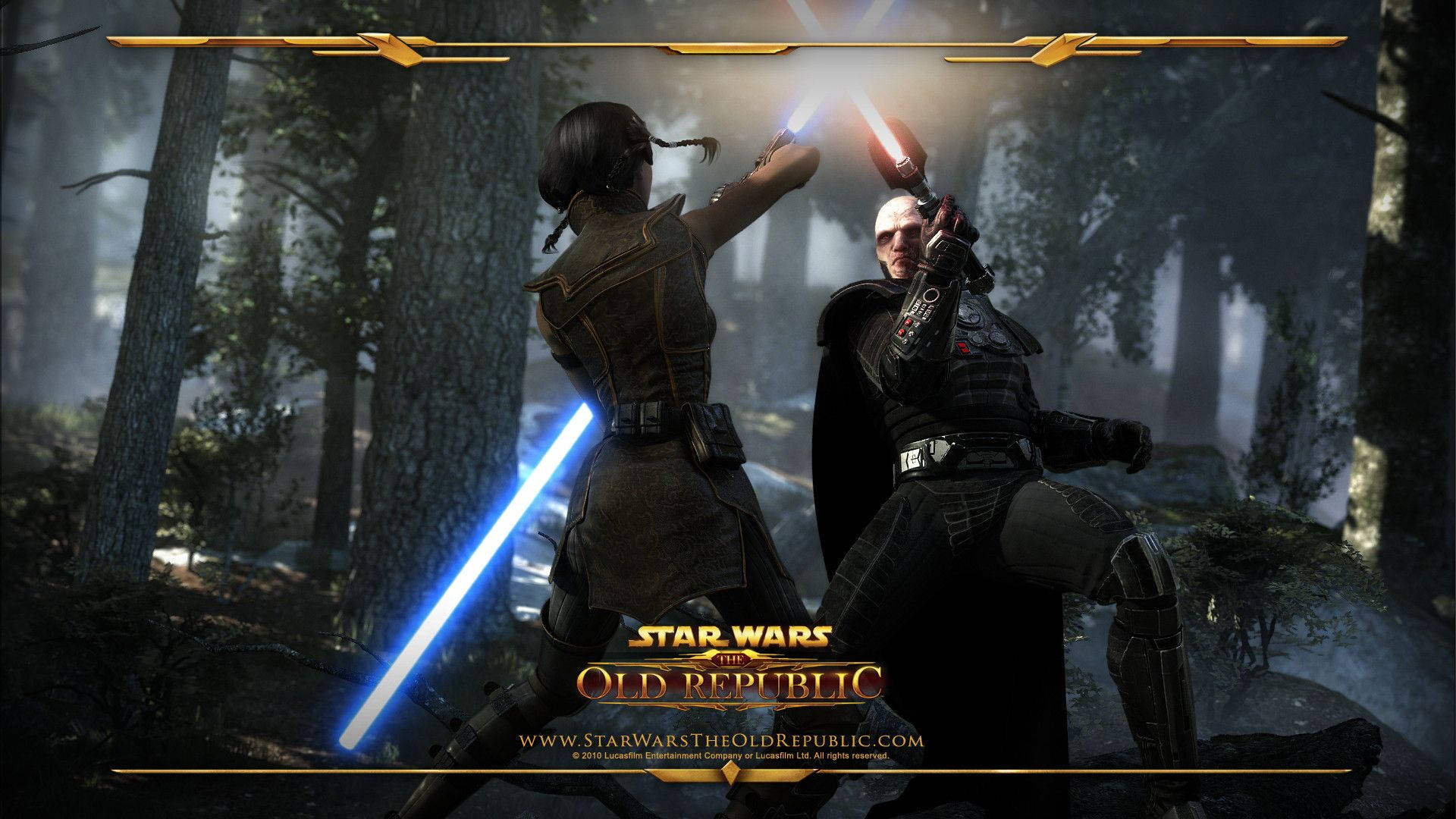 Swtor 桌布 壁紙 — 兩名戰士在迷霧森林中交鋒，藍色和紅色的光劍發出強烈光芒。